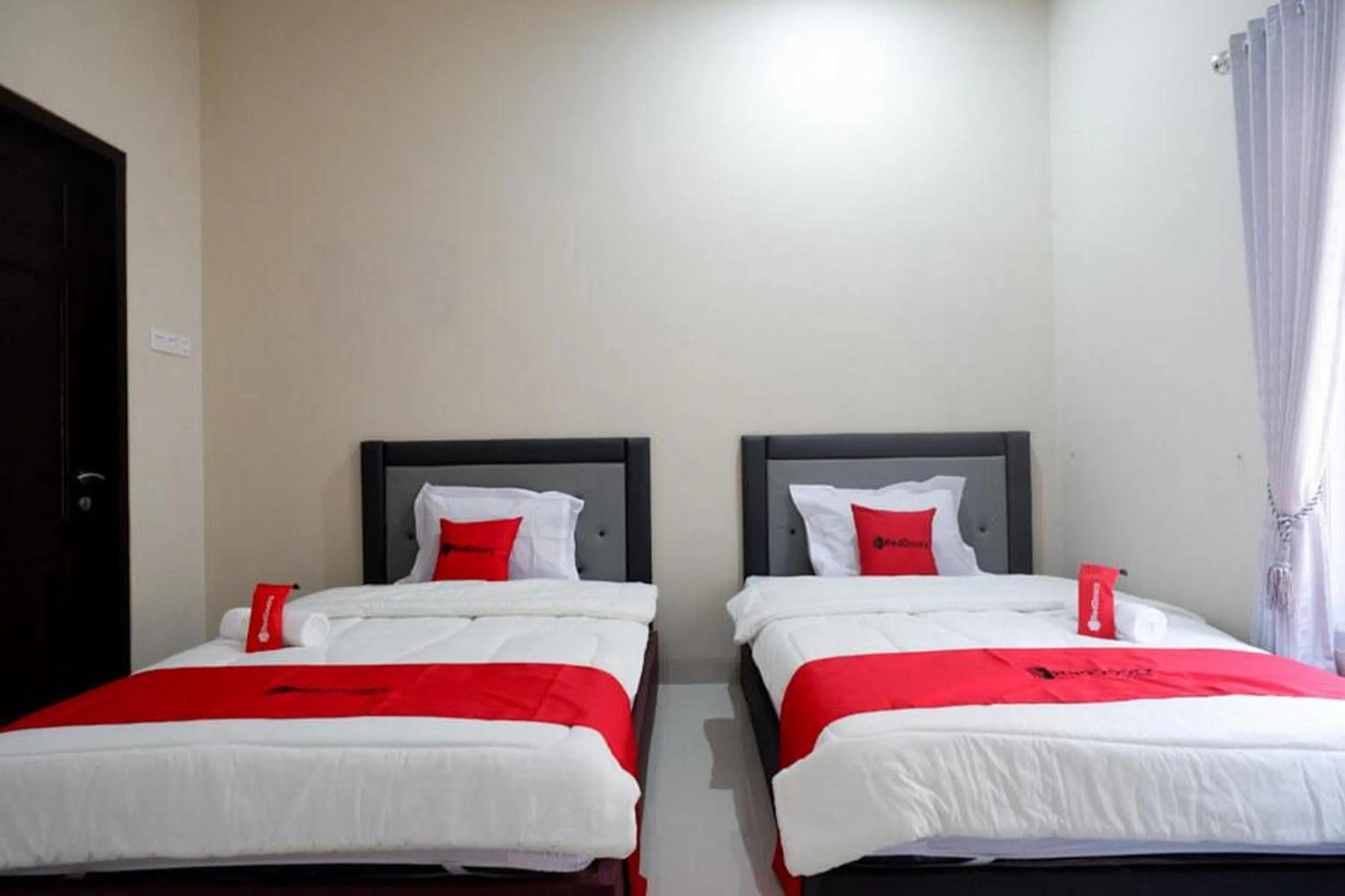 Bedroom, Bed in RedDoorz Syariah near RSUD Margono Purwokerto