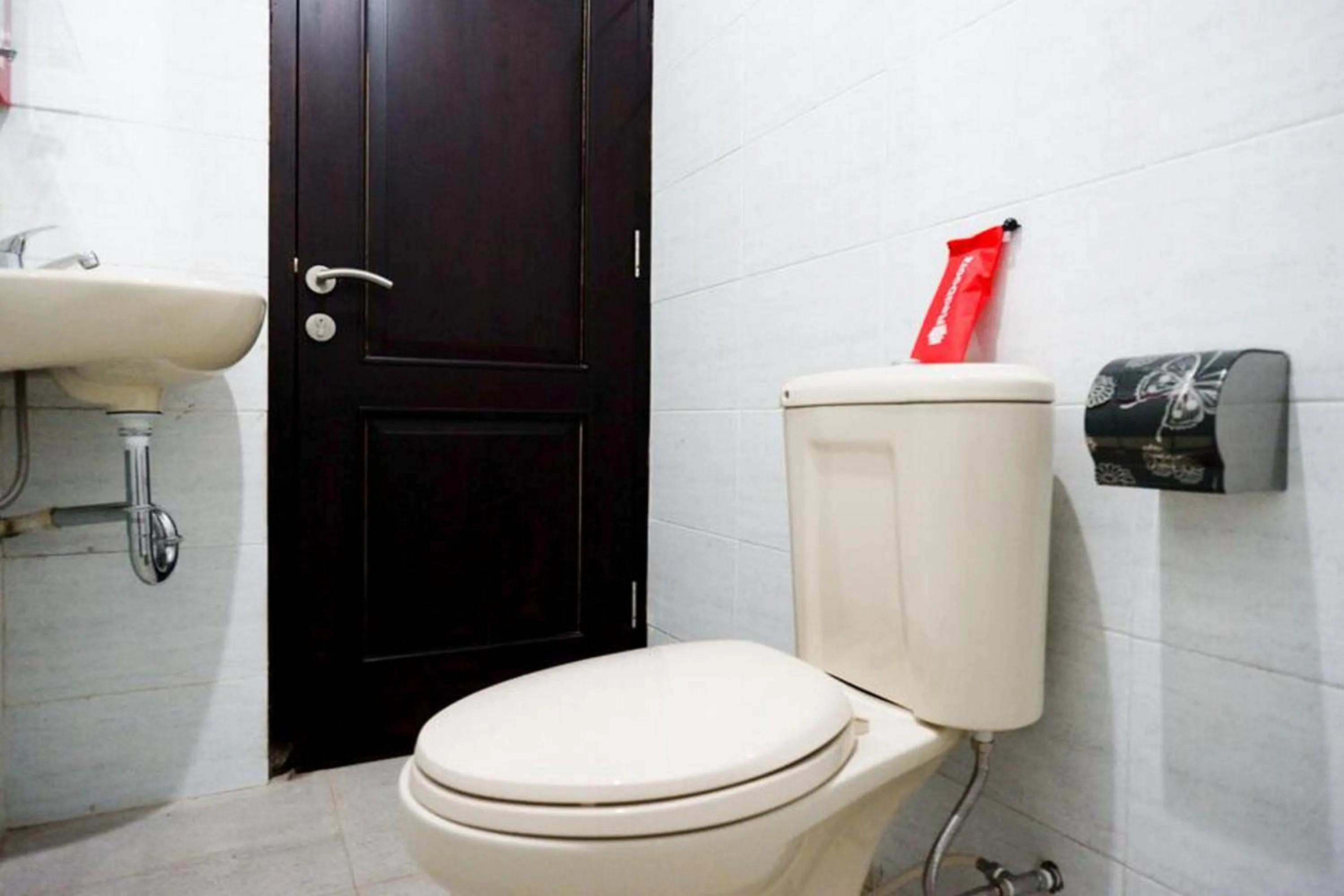 Bathroom in RedDoorz Syariah near RSUD Margono Purwokerto