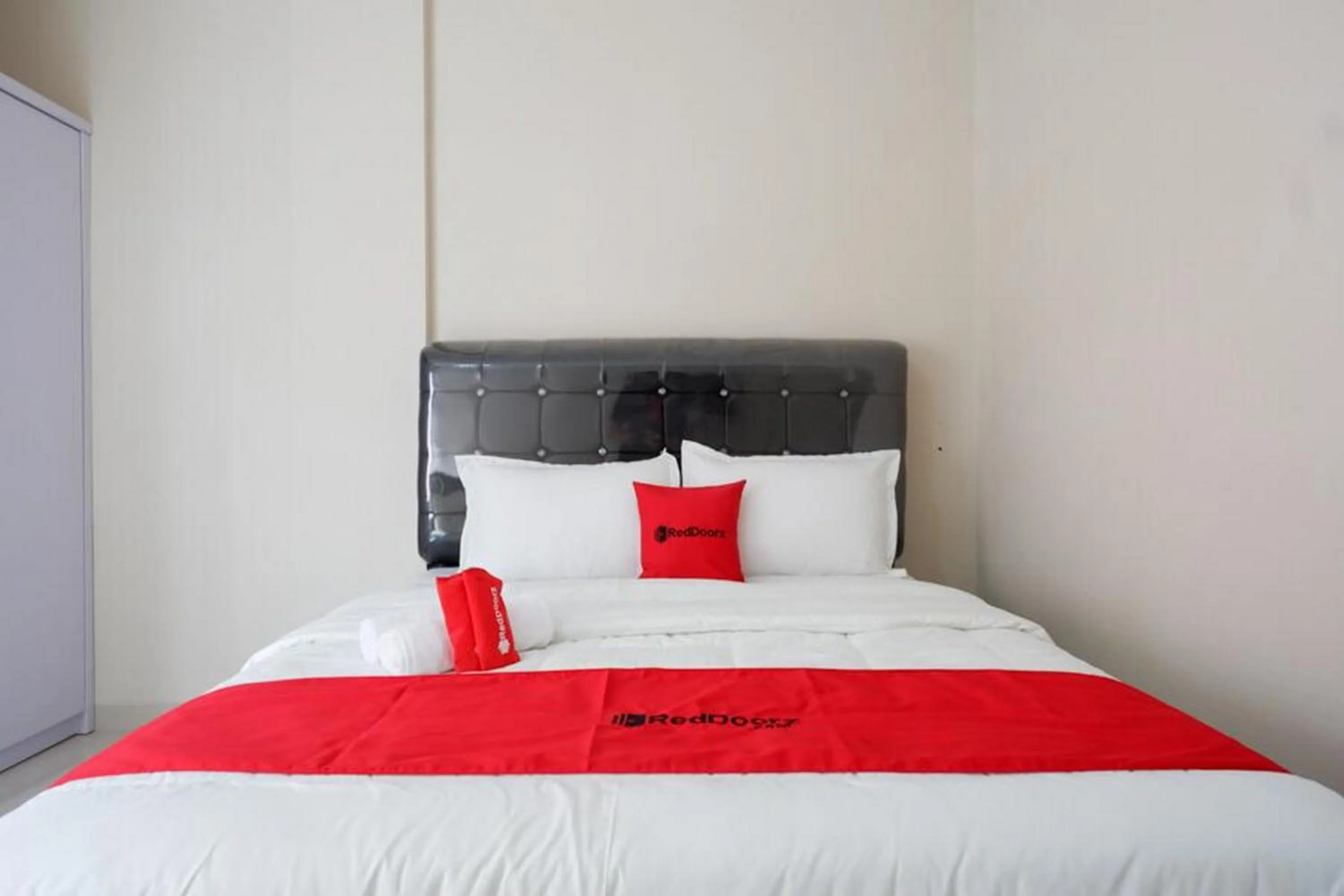 Bedroom, Bed in RedDoorz Syariah near RSUD Margono Purwokerto