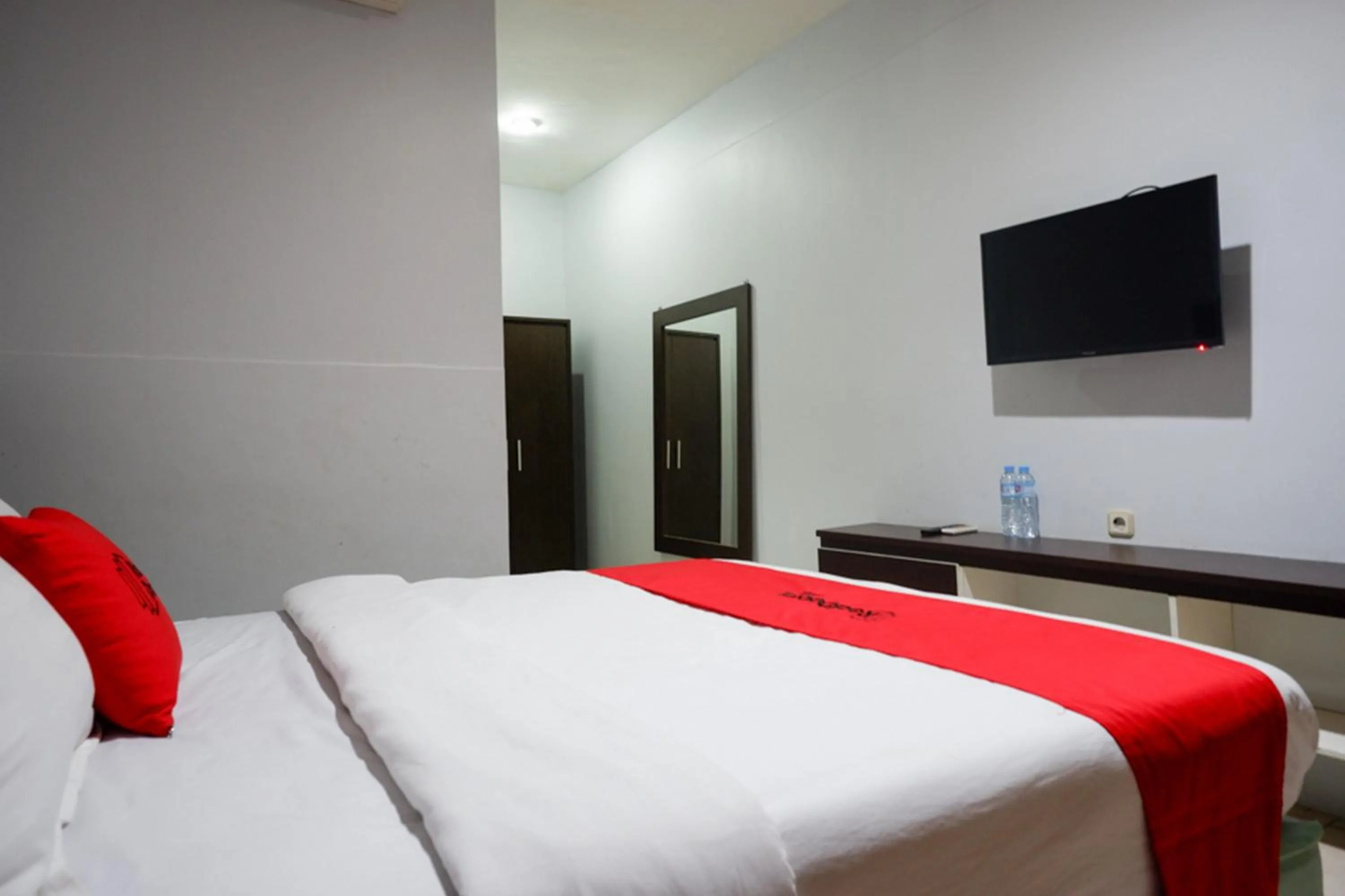 Bedroom, Bed in RedDoorz Plus at Hotel Srikandi Kendari