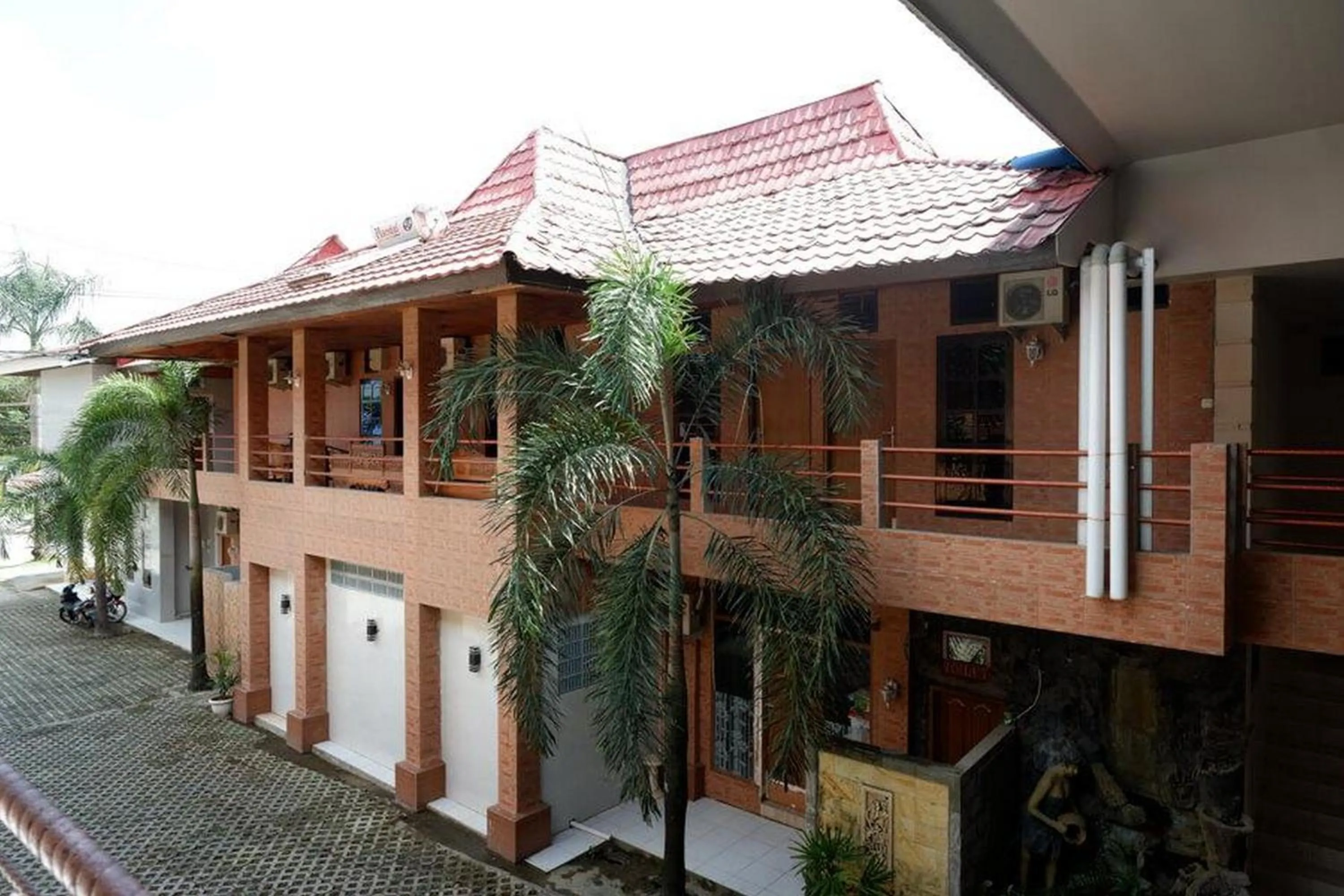 Facade/entrance in RedDoorz Plus at Hotel Srikandi Kendari