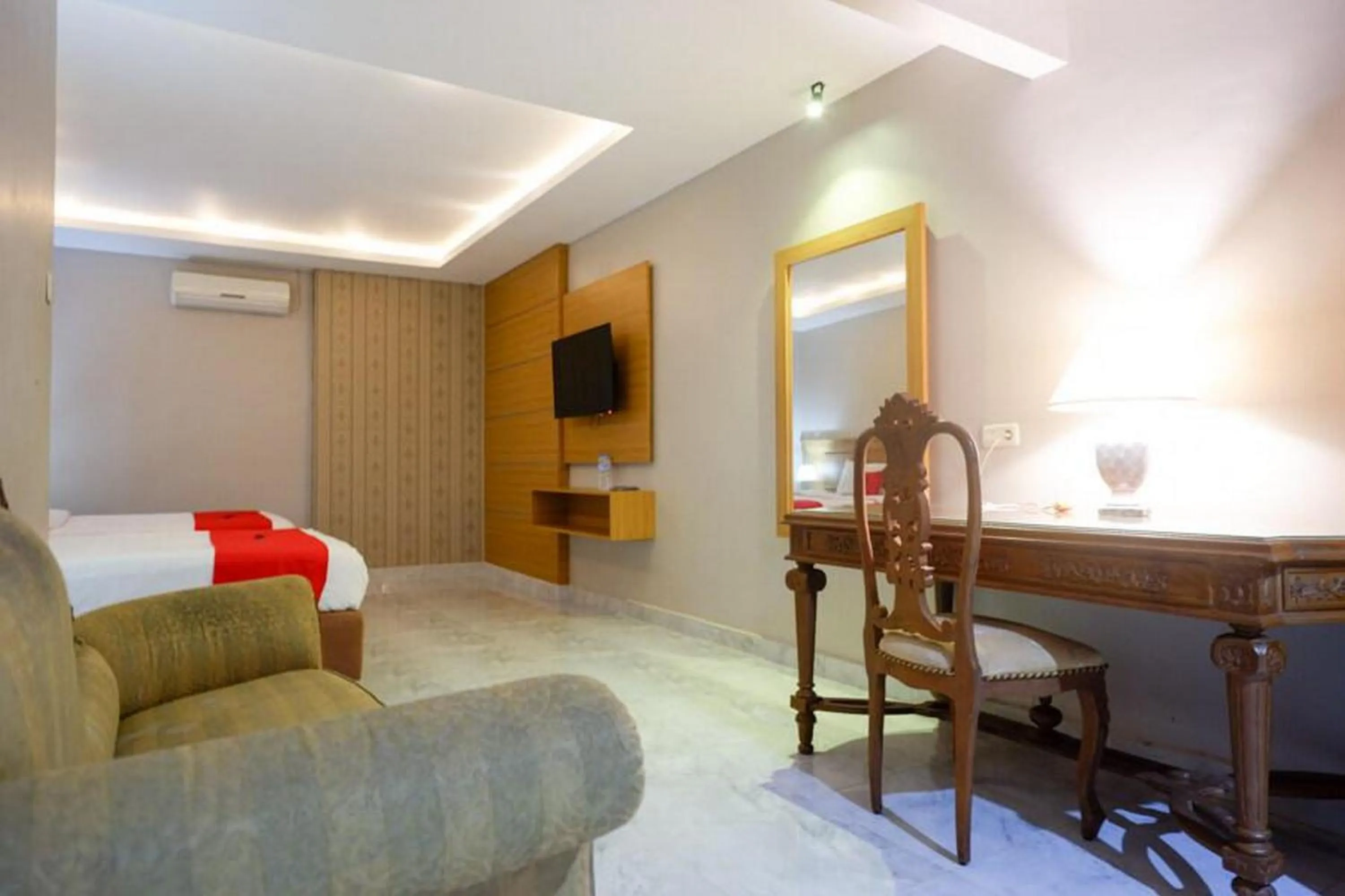 Bedroom, Bed in RedDoorz Plus at Hotel Srikandi Kendari
