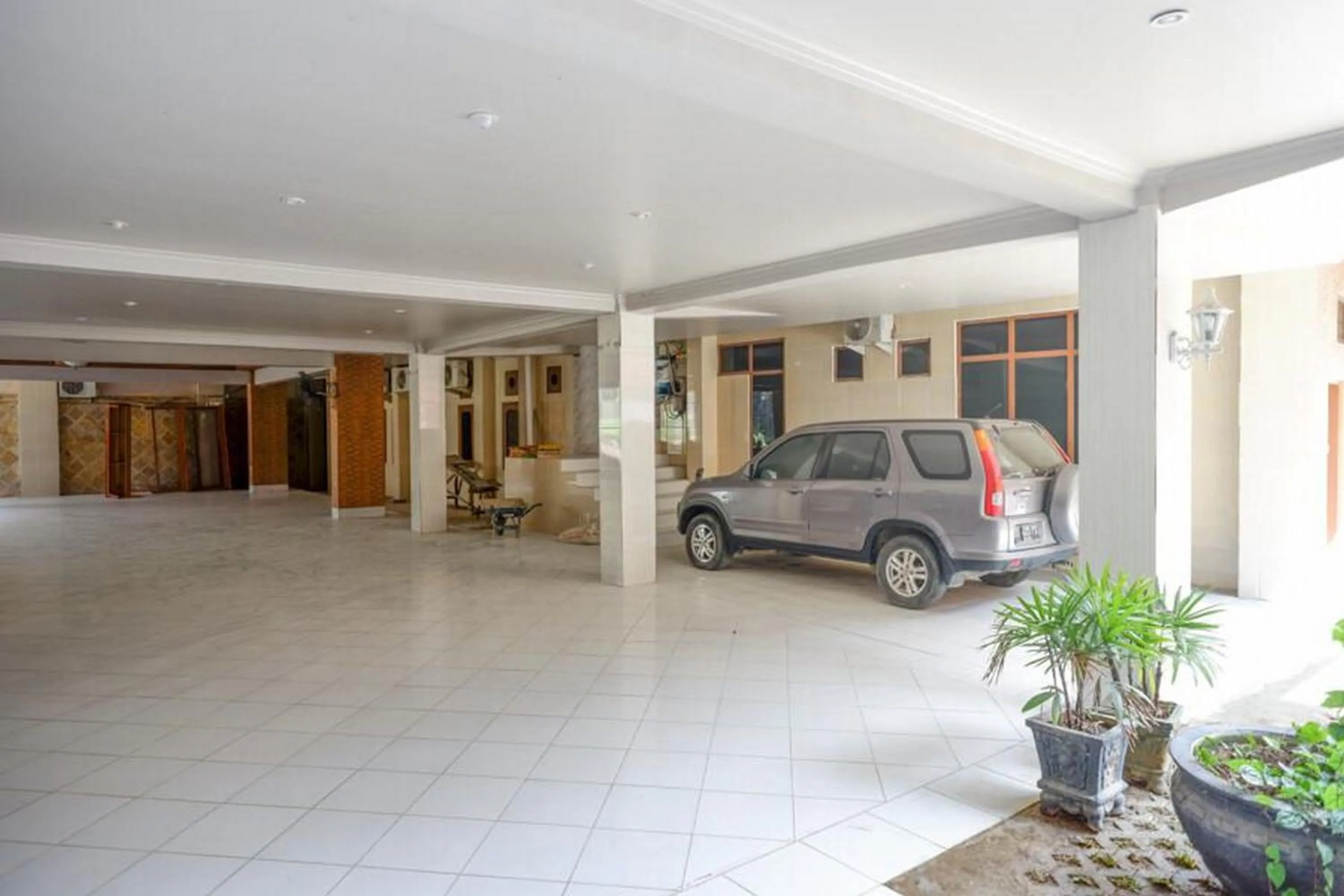 Parking in RedDoorz Plus at Hotel Srikandi Kendari