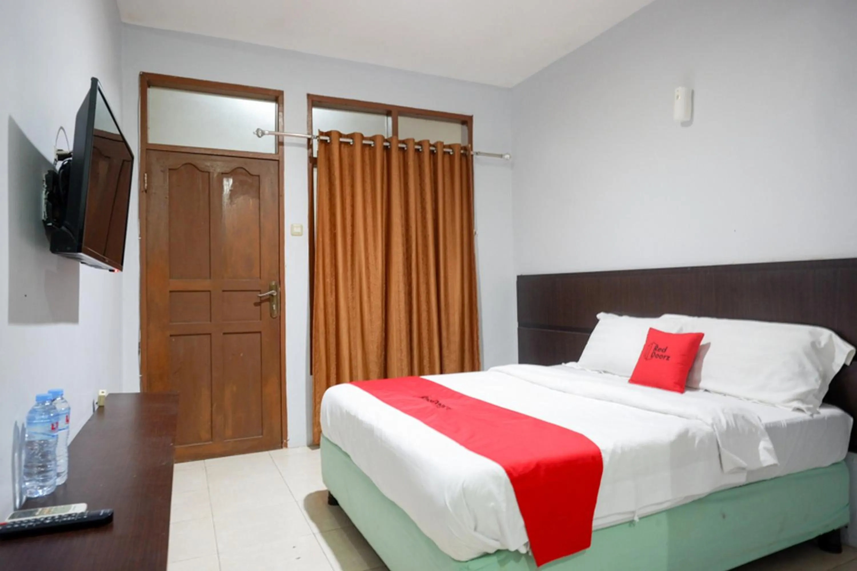 Bedroom, Bed in RedDoorz Plus at Hotel Srikandi Kendari