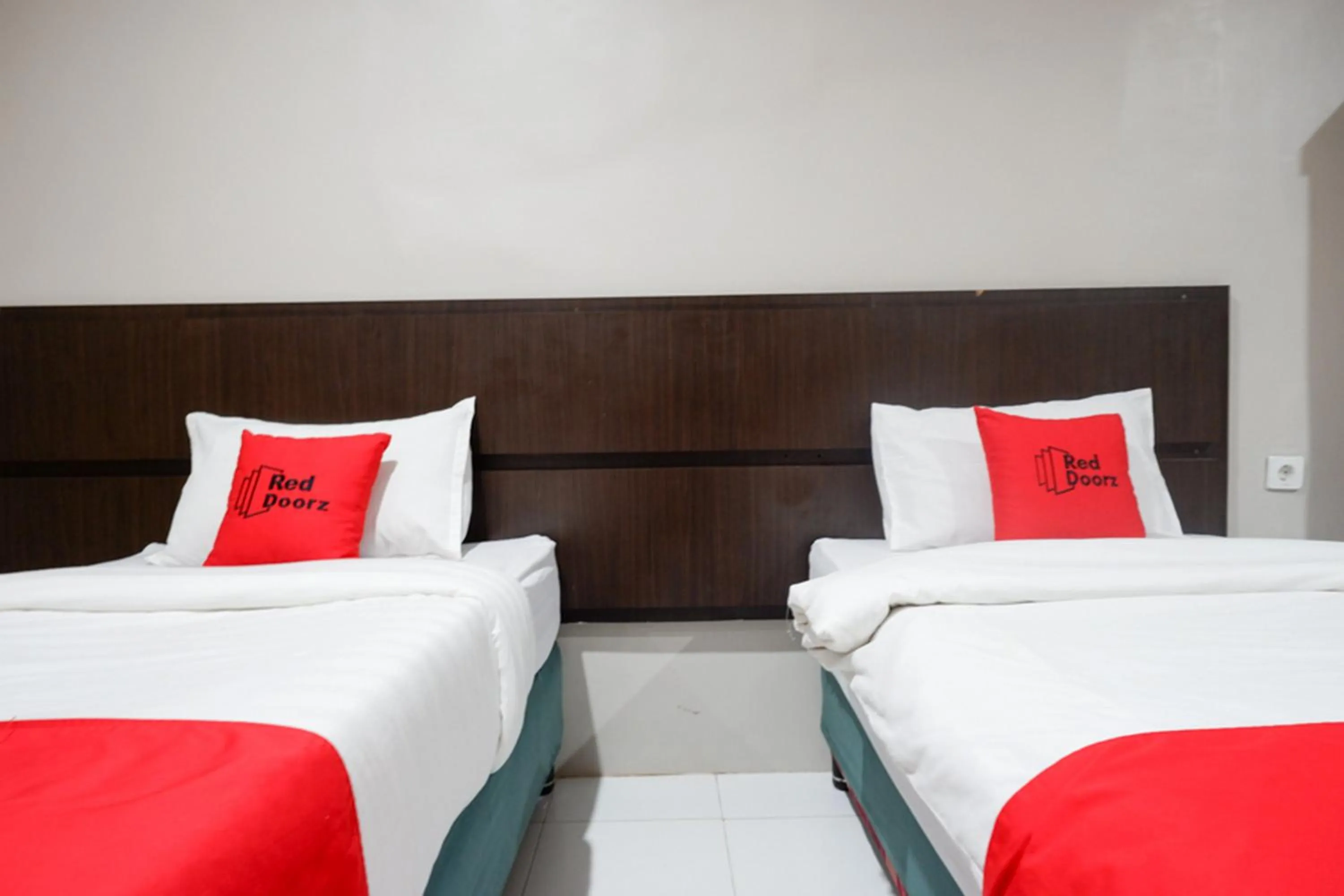 Bedroom, Bed in RedDoorz Plus at Hotel Srikandi Kendari