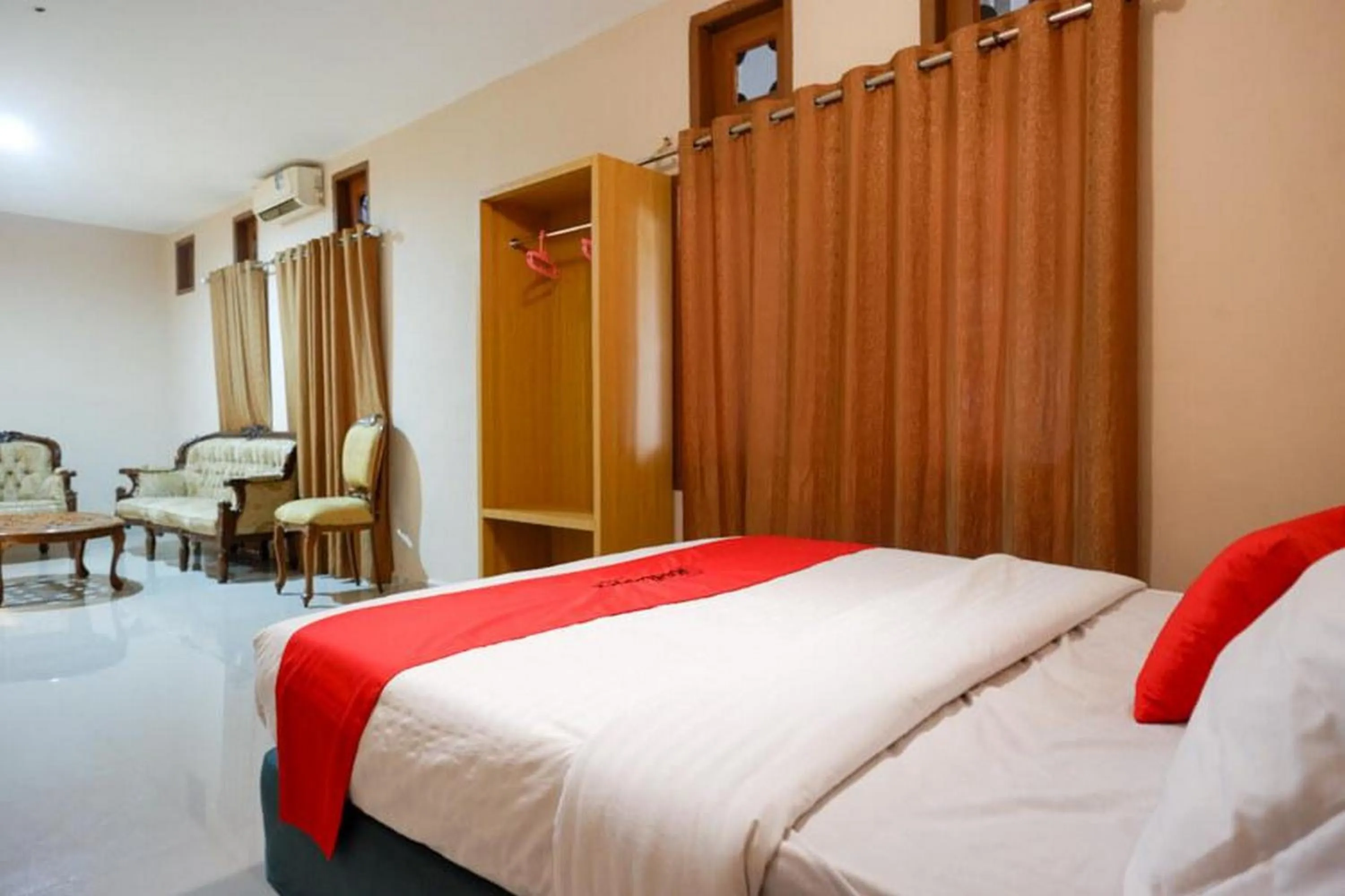 Bedroom, Bed in RedDoorz Plus at Hotel Srikandi Kendari