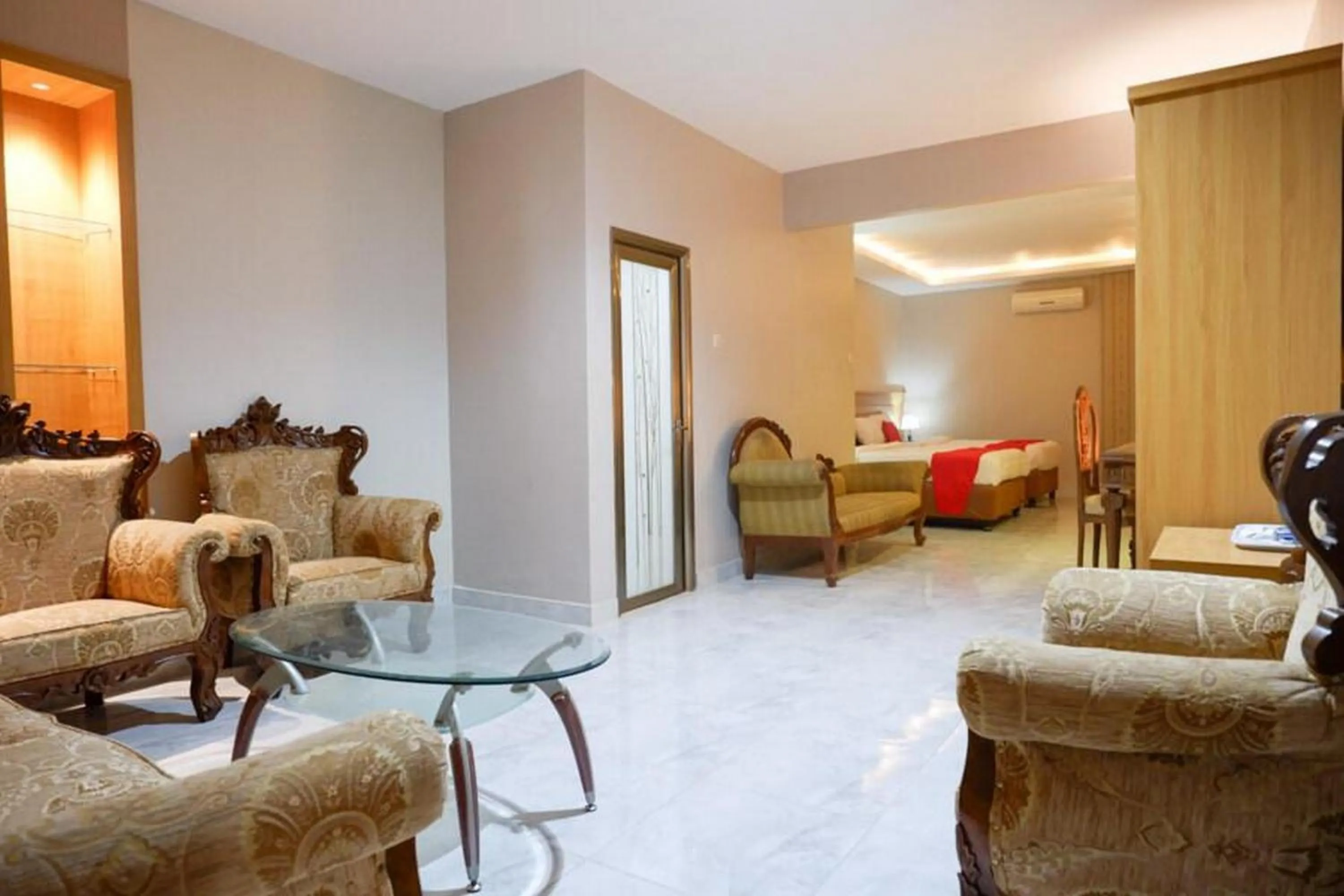 Seating area, Bed in RedDoorz Plus at Hotel Srikandi Kendari