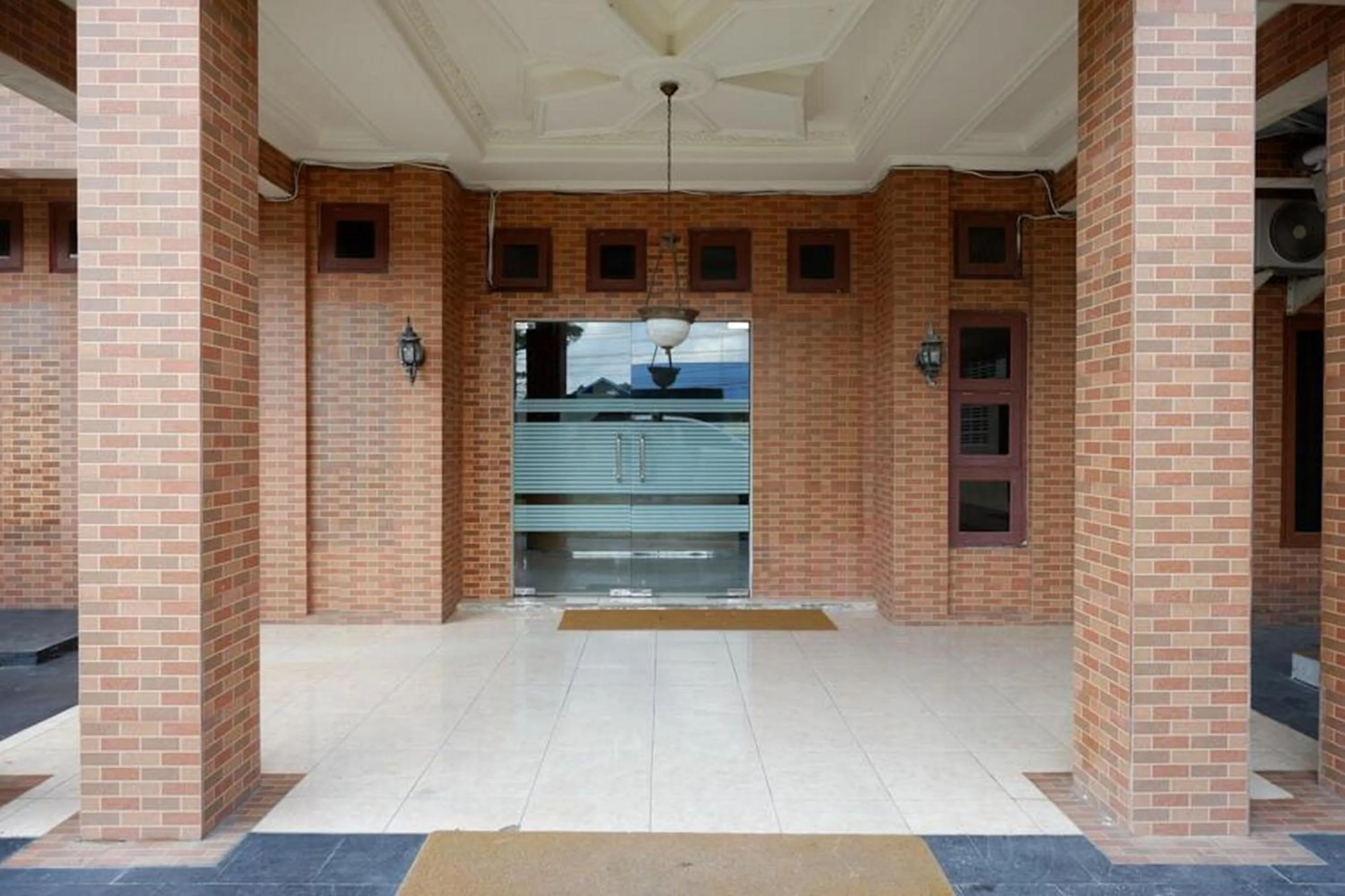 Facade/entrance in RedDoorz Plus at Hotel Srikandi Kendari