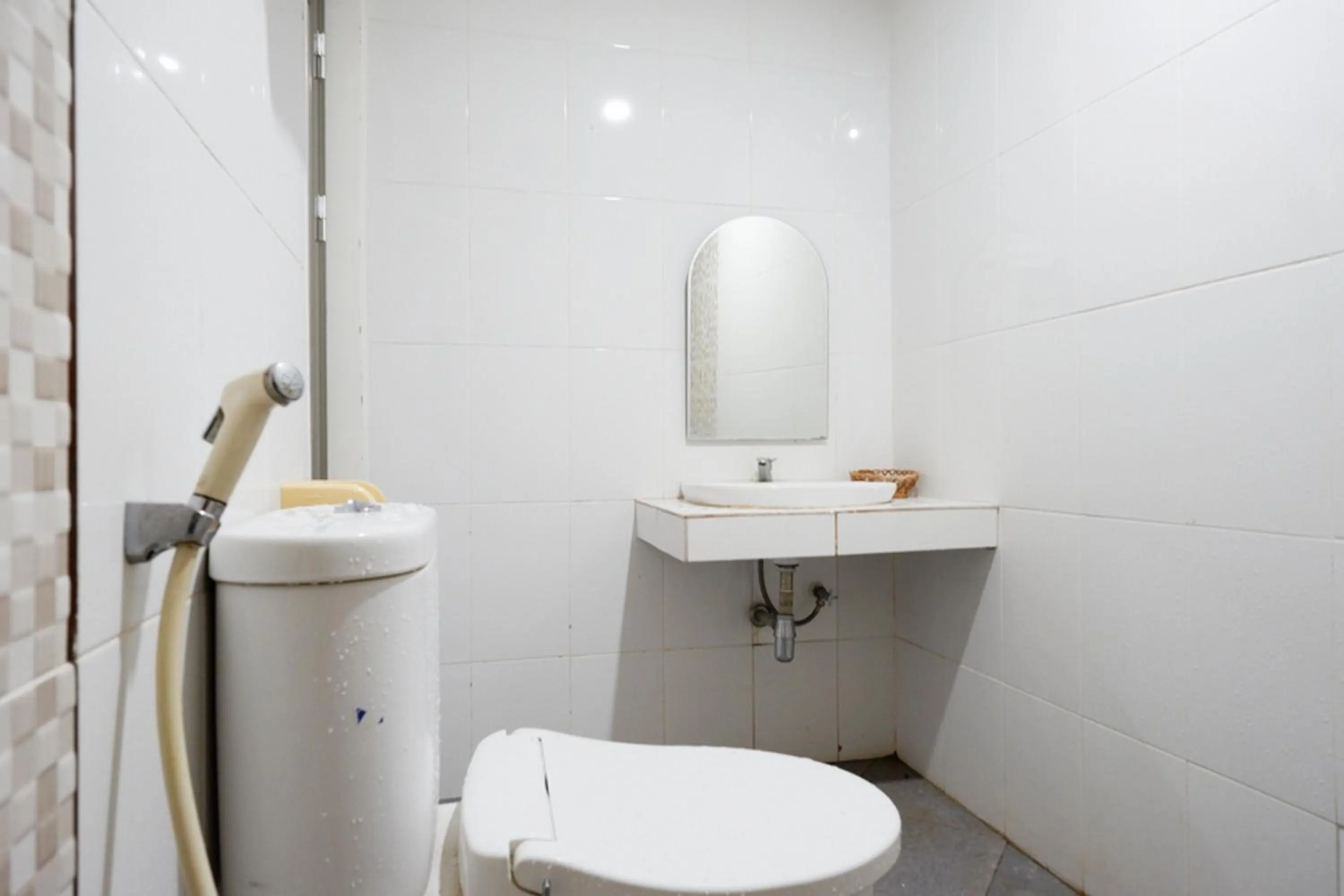 Bathroom in RedDoorz Plus at Hotel Srikandi Kendari