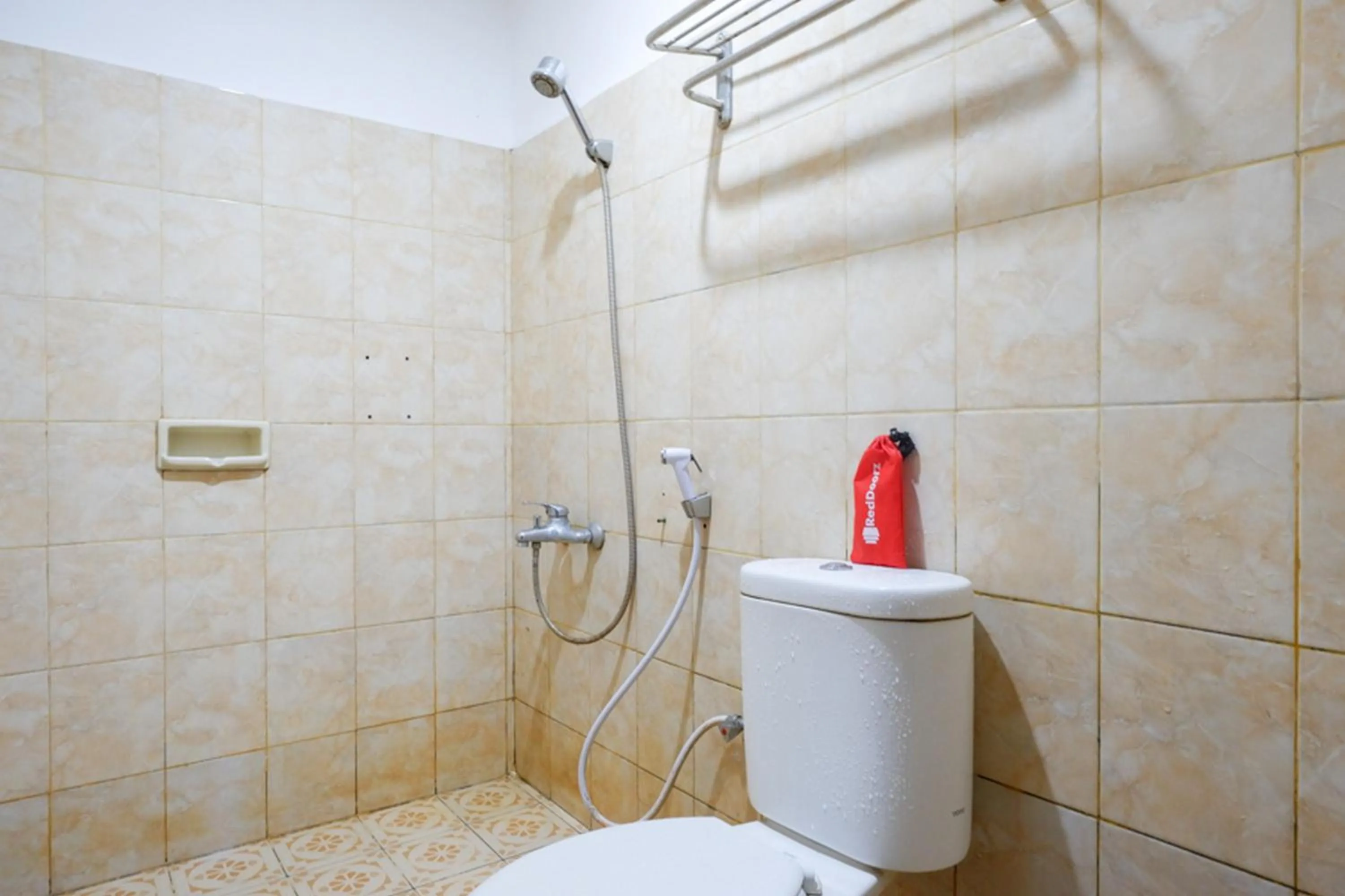 Bathroom in RedDoorz Plus at Hotel Srikandi Kendari