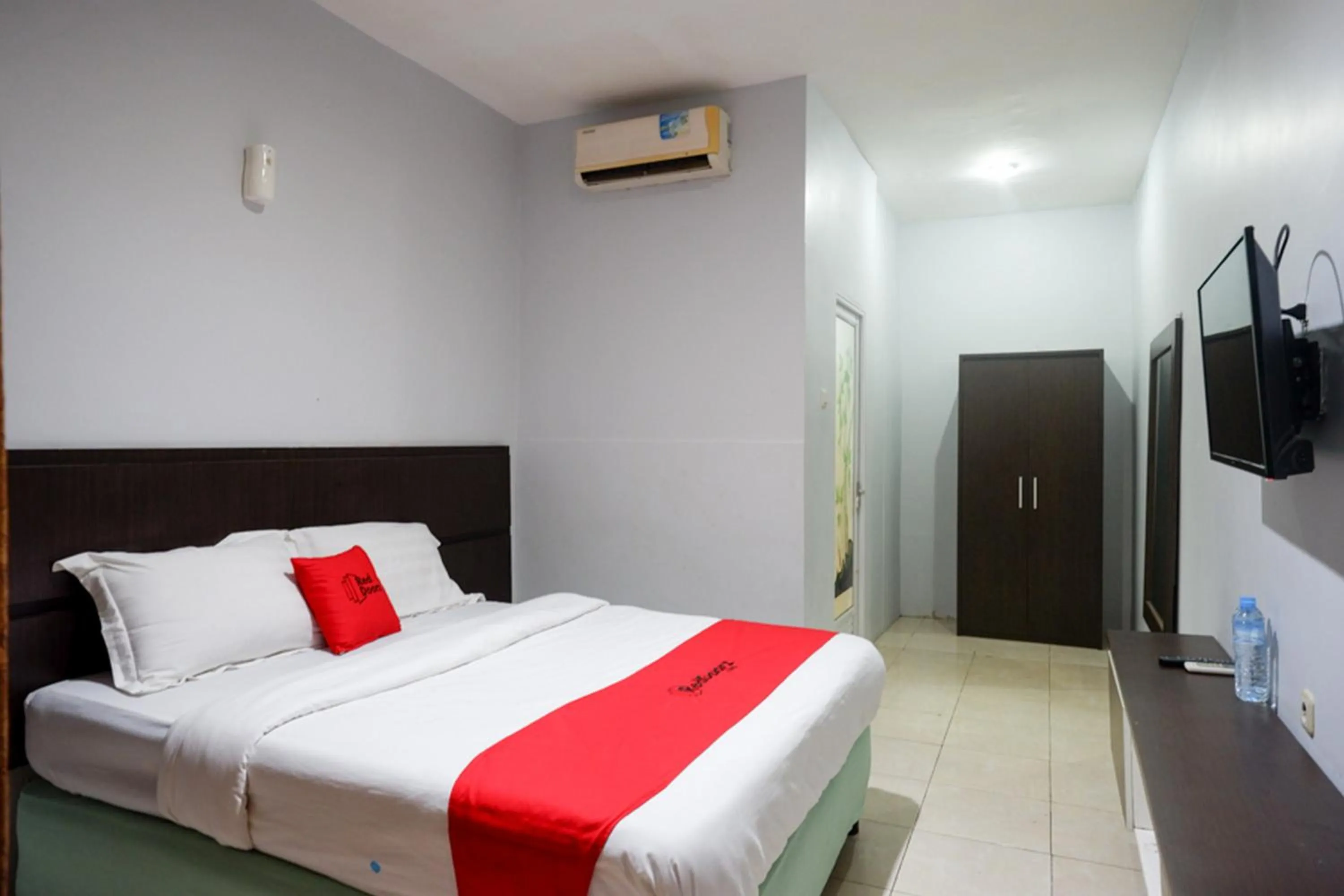 Photo of the whole room, Bed in RedDoorz Plus at Hotel Srikandi Kendari