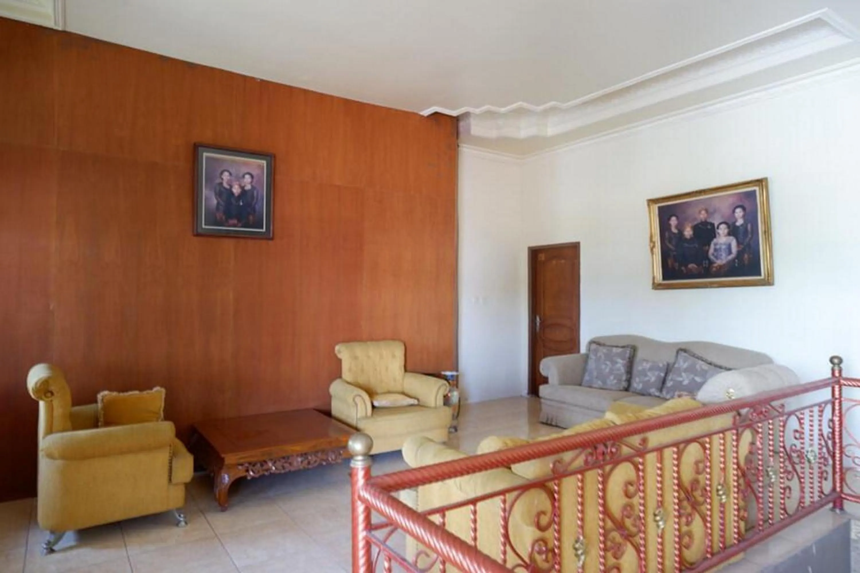 Seating area in RedDoorz Plus at Hotel Srikandi Kendari