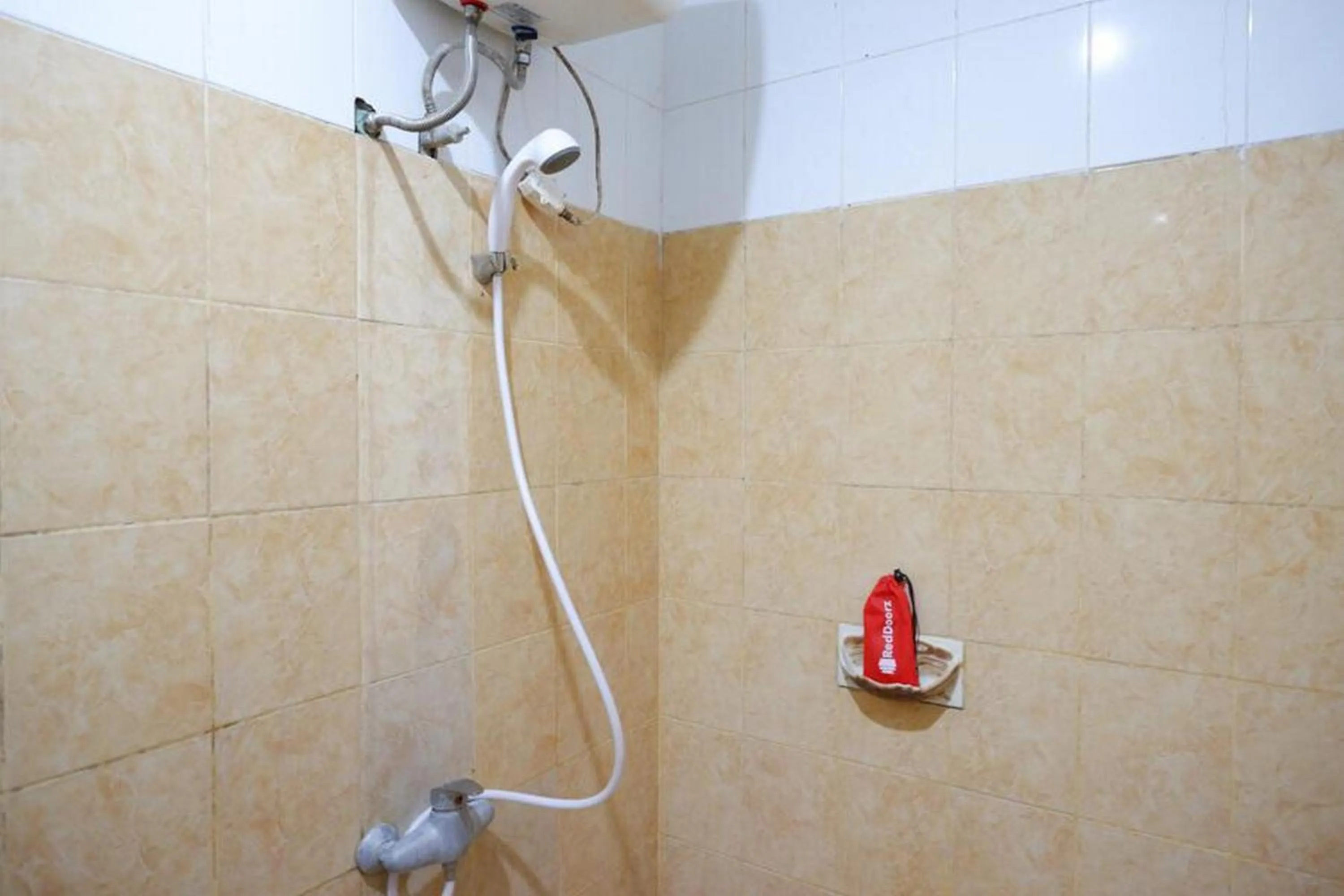 Bathroom in RedDoorz Plus at Hotel Srikandi Kendari