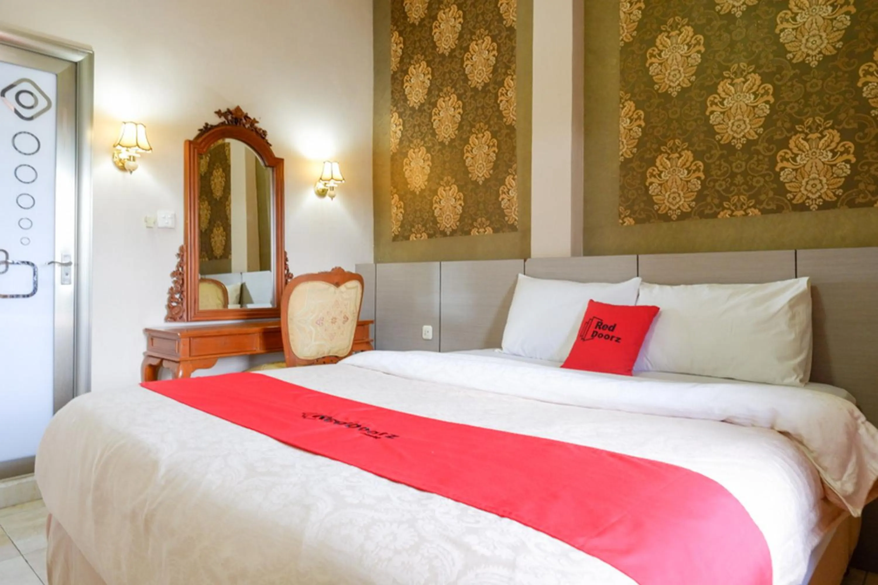 Bedroom, Bed in RedDoorz Plus at Hotel Srikandi Kendari