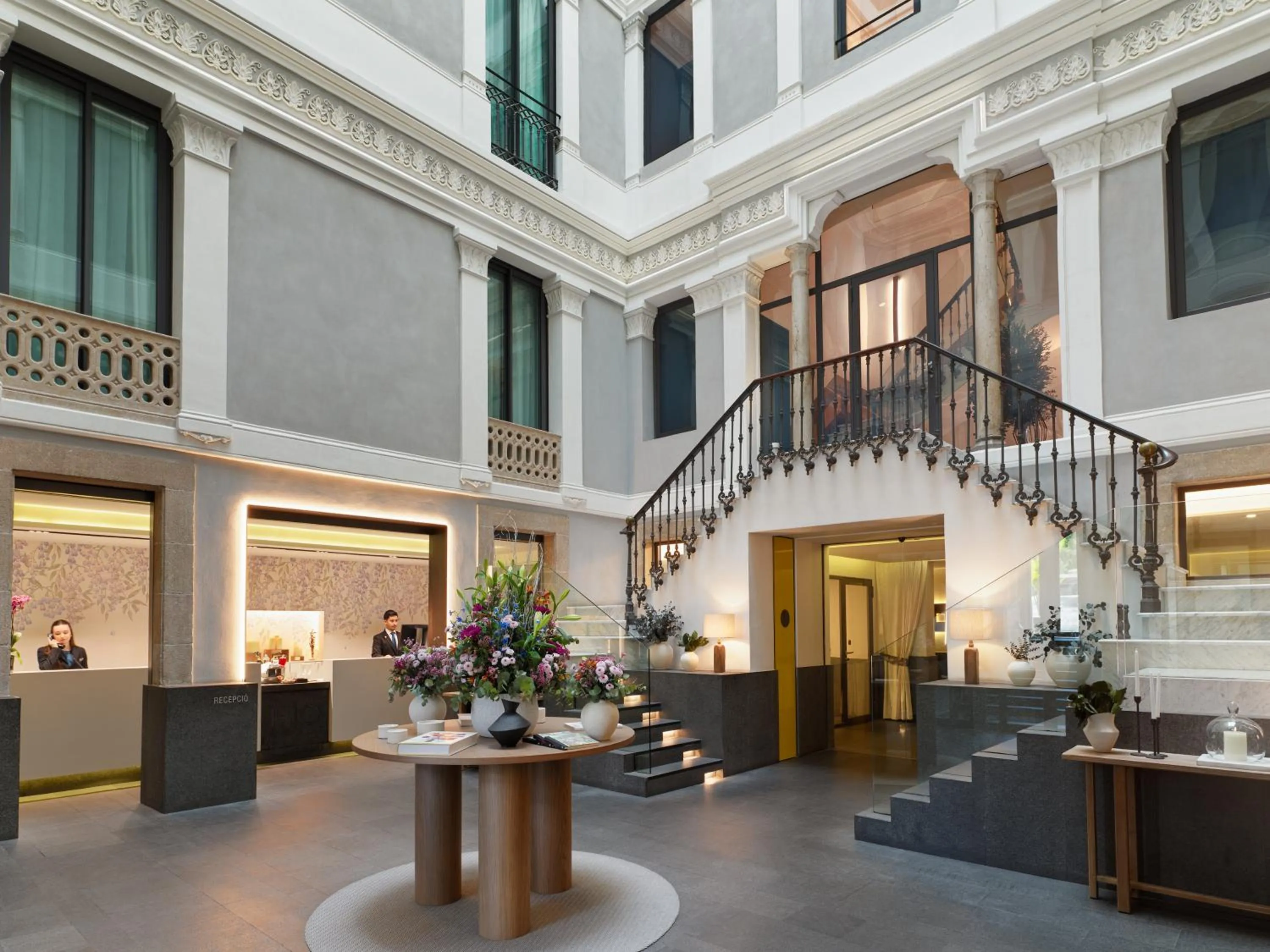 Lobby or reception in H10 Urquinaona Plaza