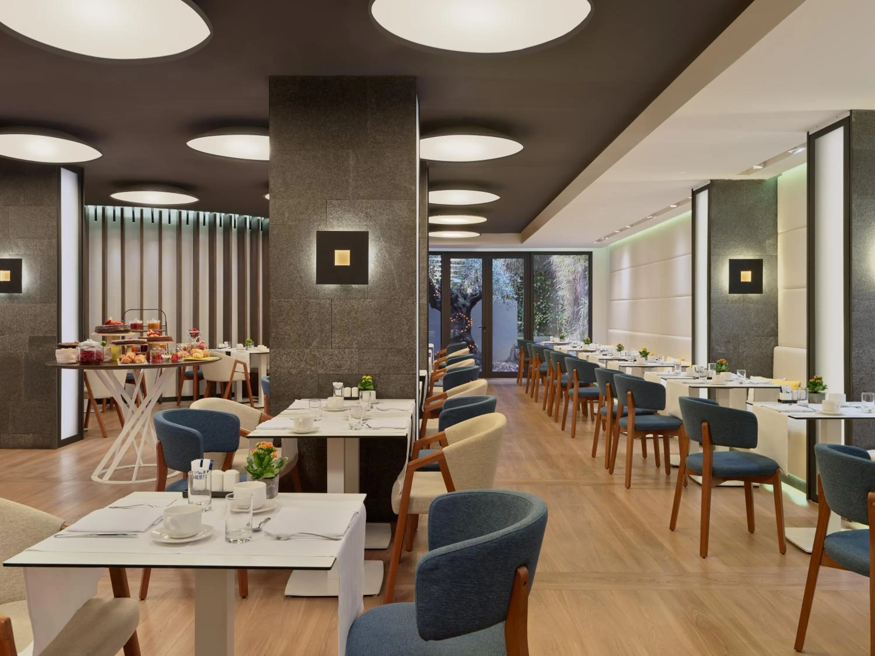 Restaurant/places to eat in H10 Urquinaona Plaza