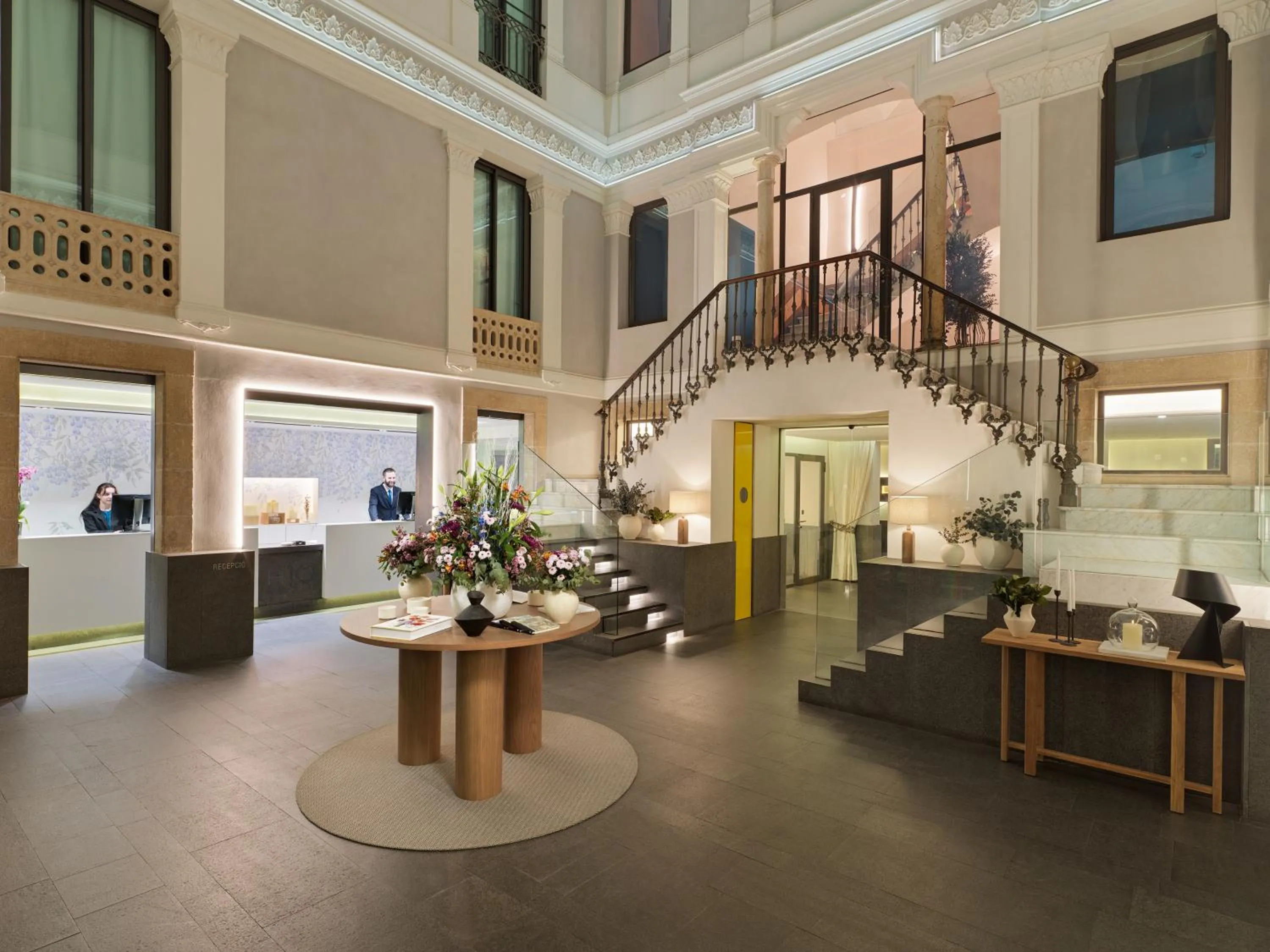 Lobby or reception in H10 Urquinaona Plaza