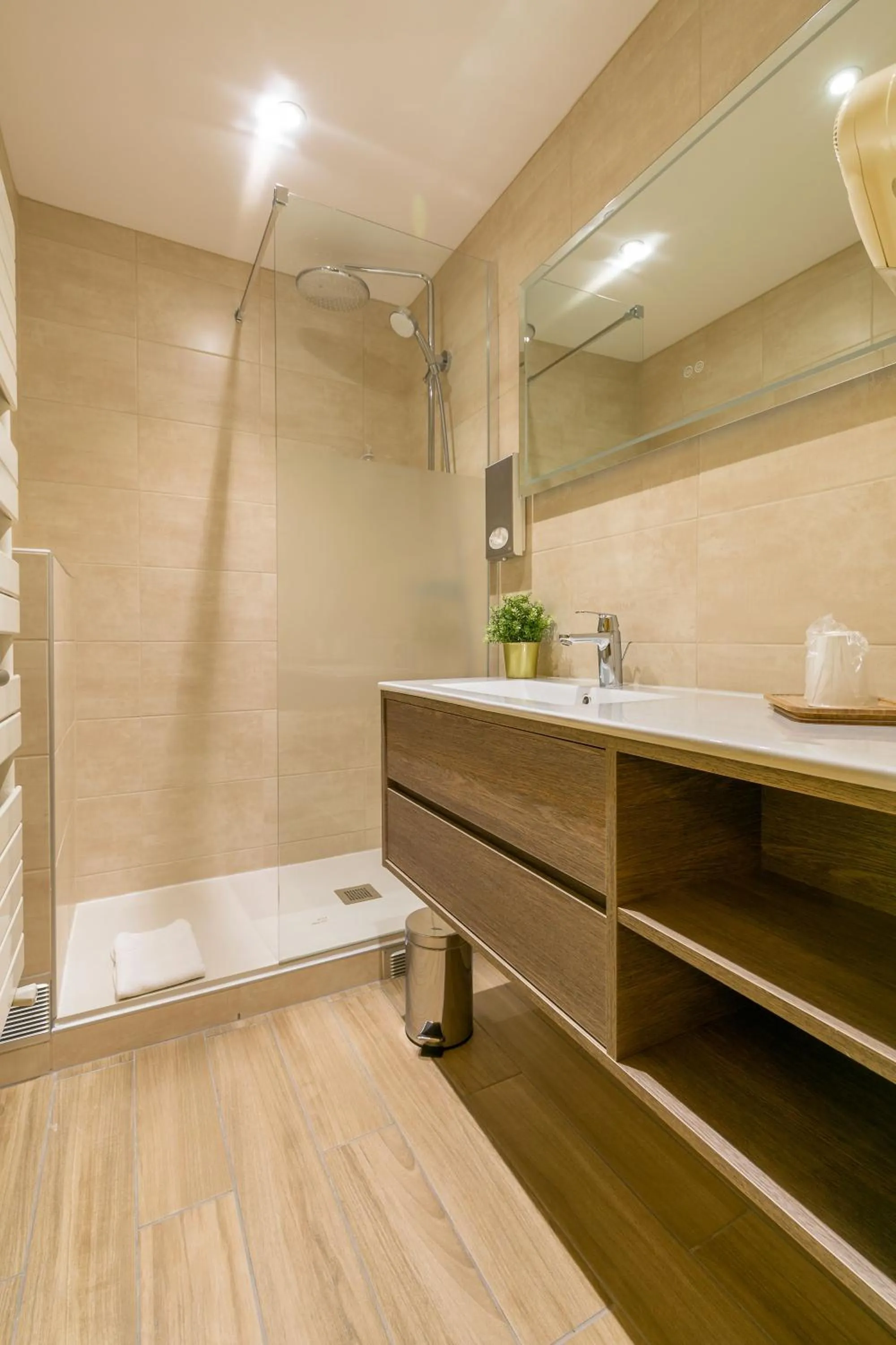 Shower in Le Central Boutique Hôtel