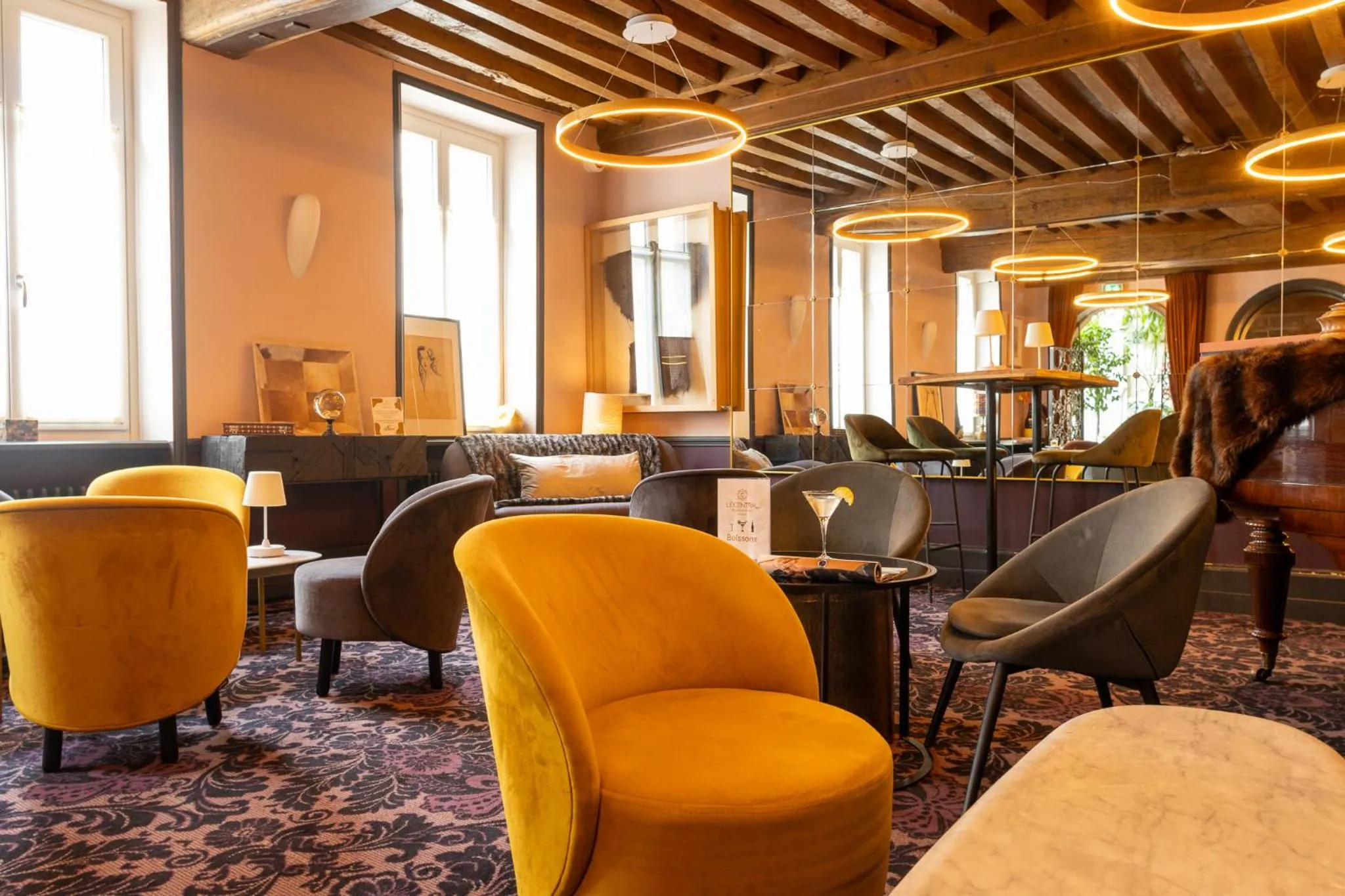 Communal lounge/ TV room in Le Central Boutique Hôtel