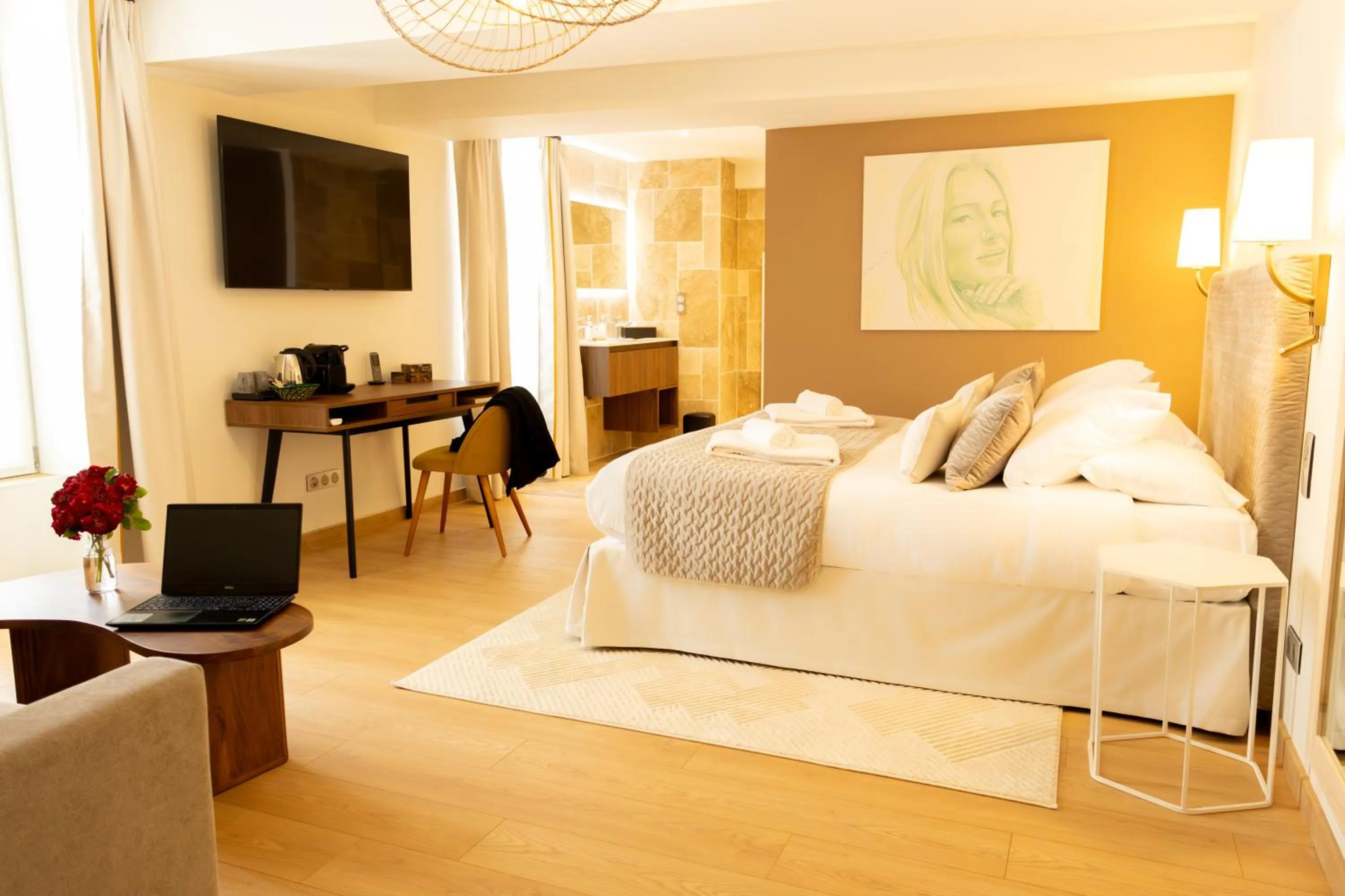 Photo of the whole room, Bed in Le Central Boutique Hôtel