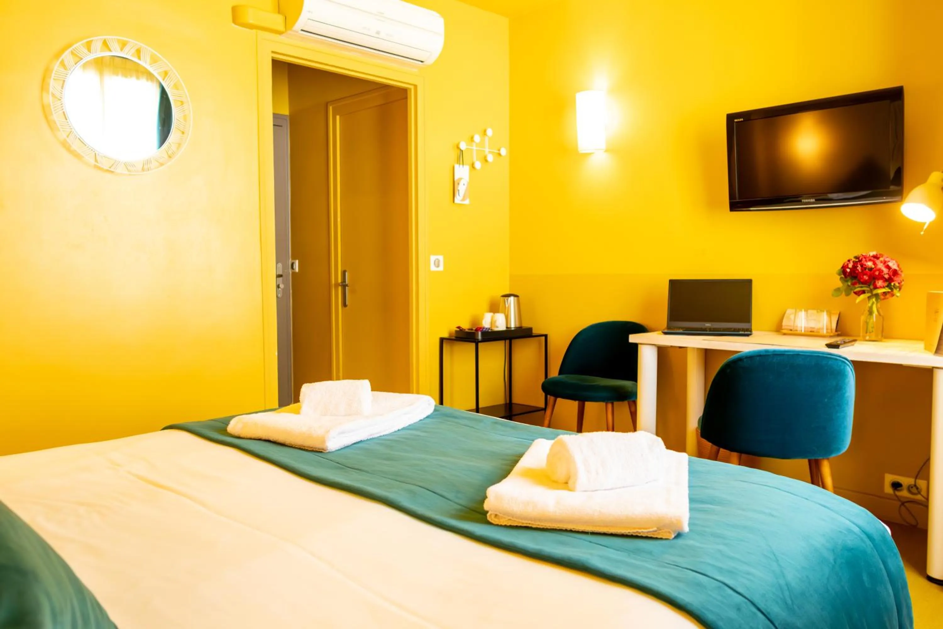 Photo of the whole room, Bed in Le Central Boutique Hôtel