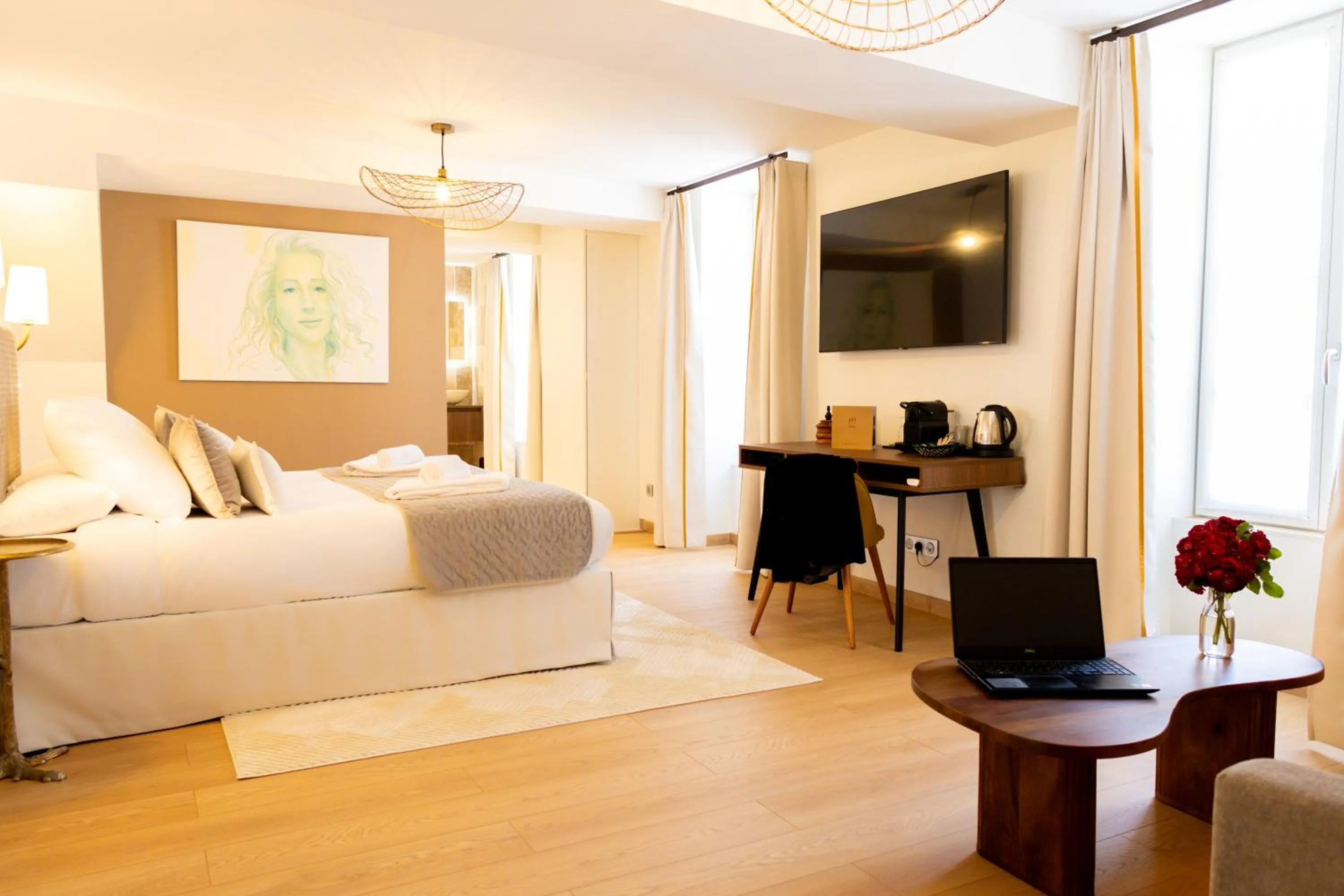 Photo of the whole room, Bed in Le Central Boutique Hôtel