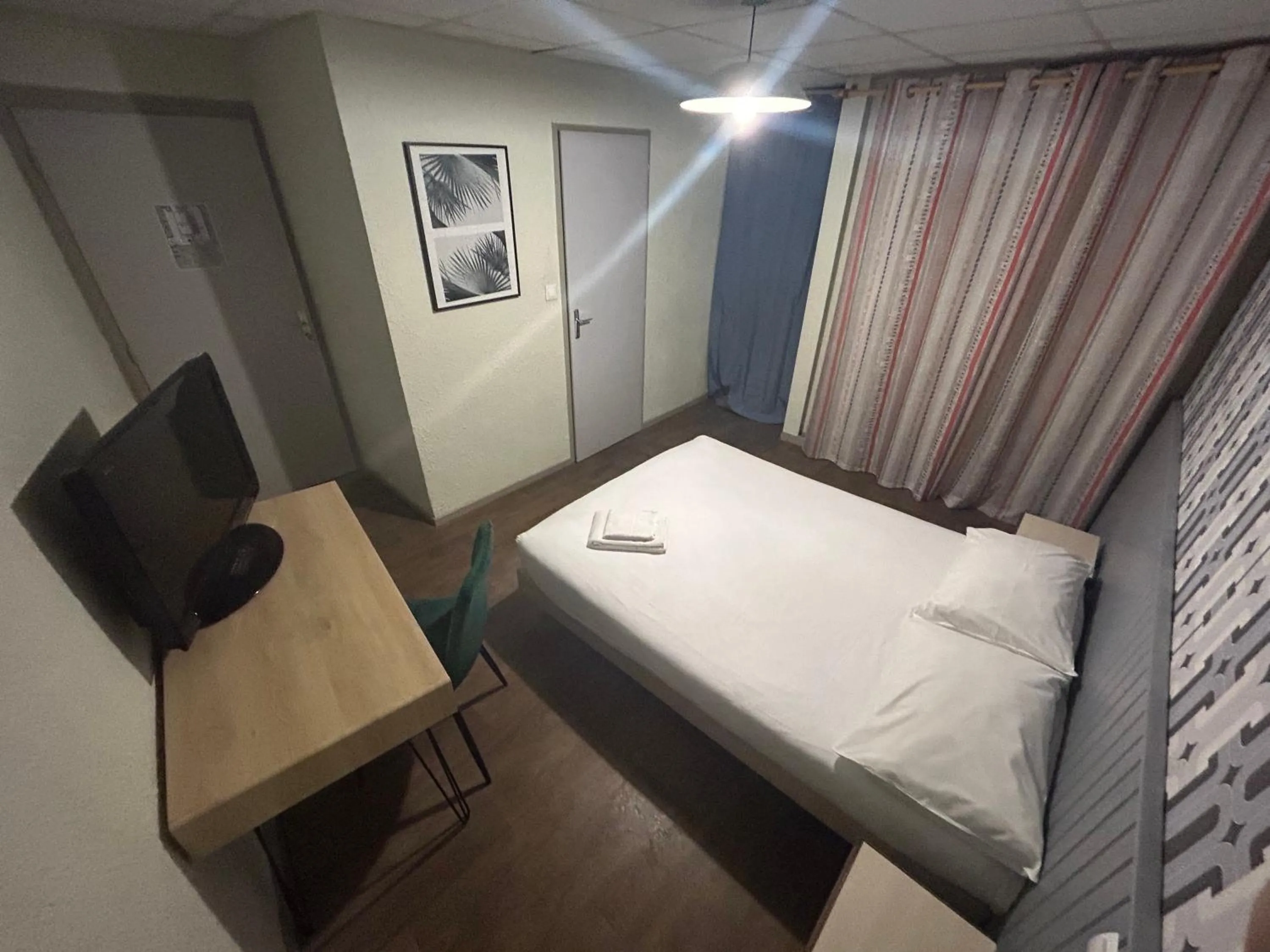 Photo of the whole room, Bed in Initial by balladins, Hôtel Restaurant Broisin