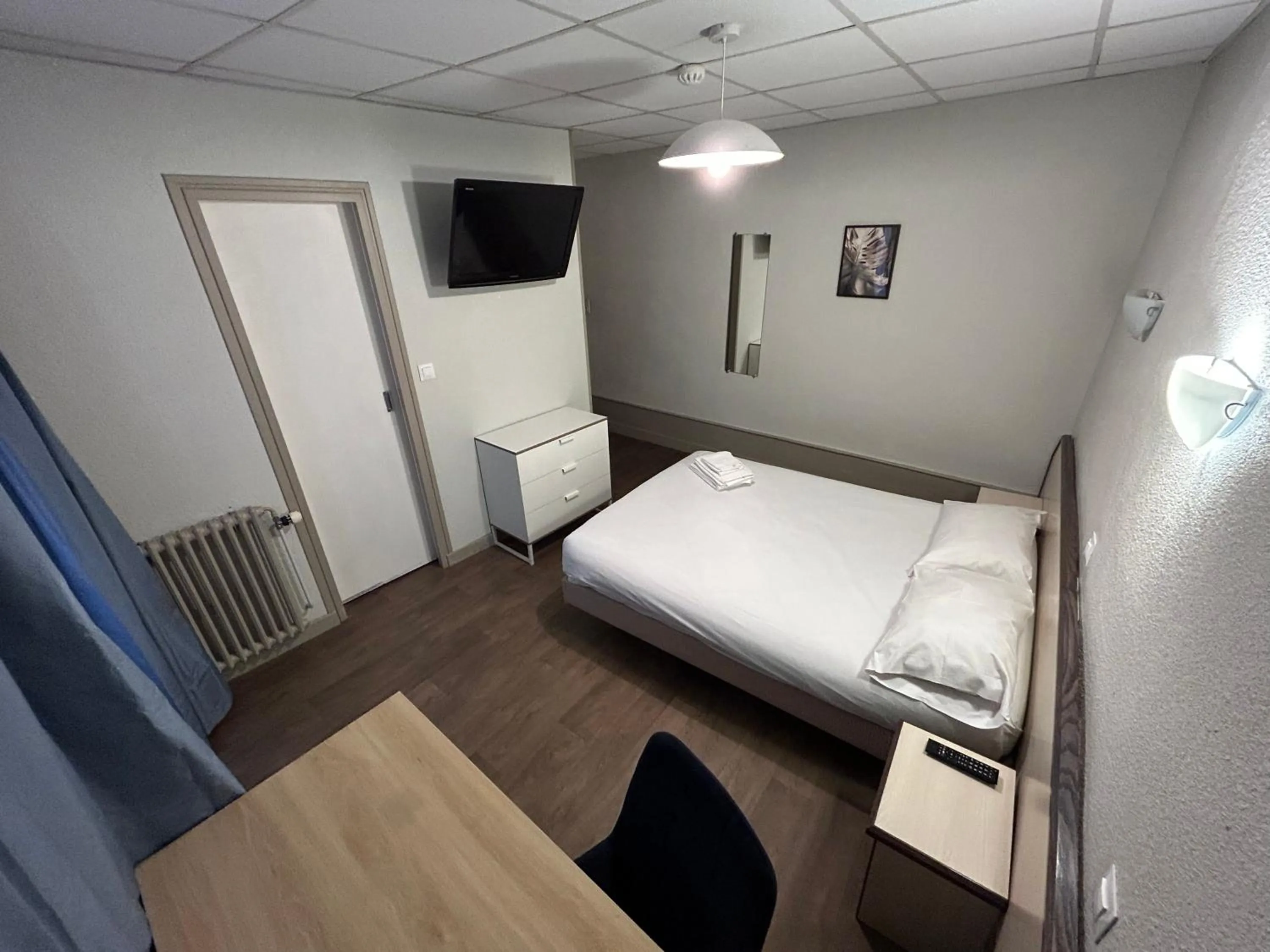 Photo of the whole room, Bed in Initial by balladins, Hôtel Restaurant Broisin