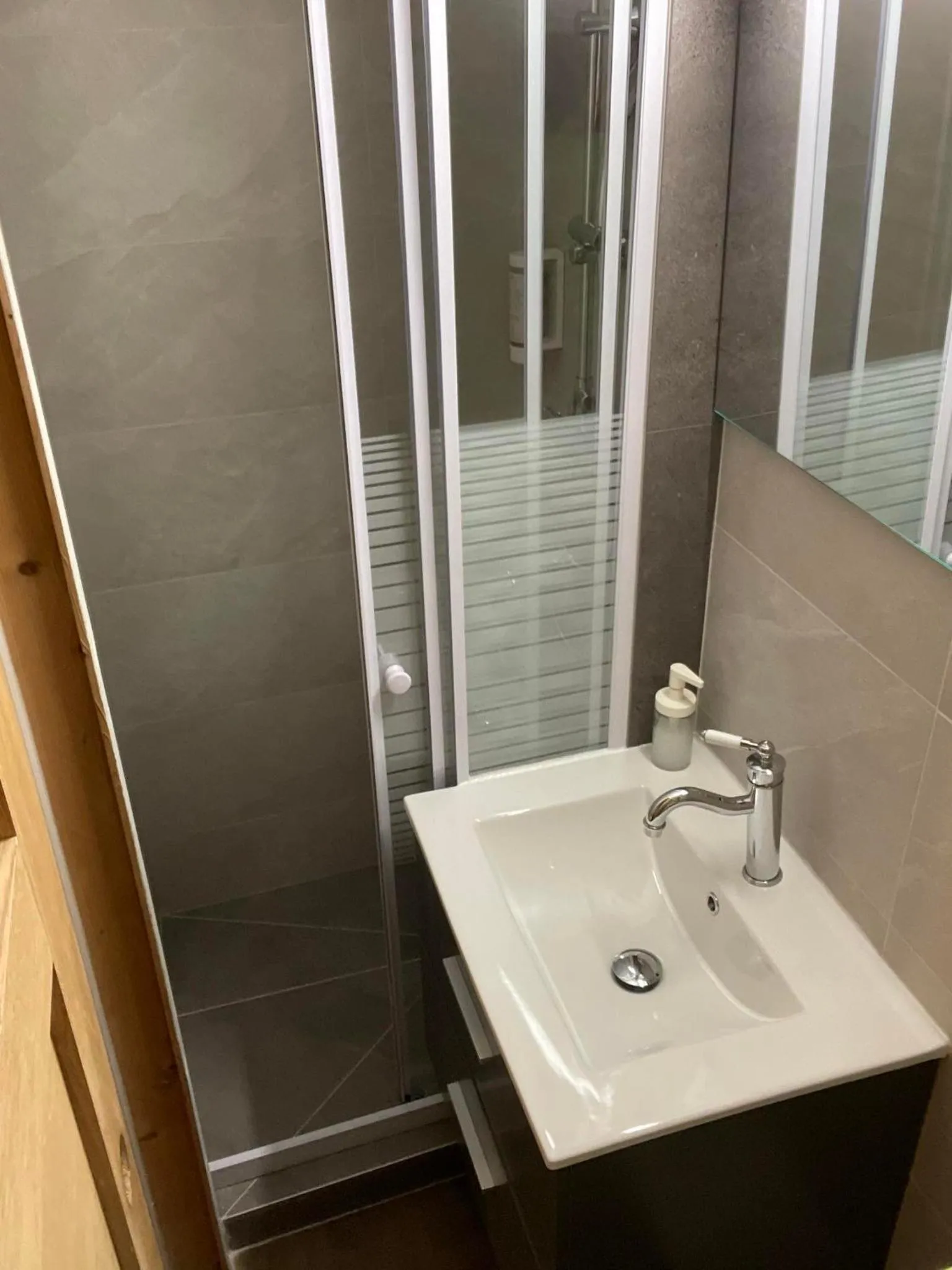 Bathroom in Initial by balladins, Hôtel Restaurant Broisin