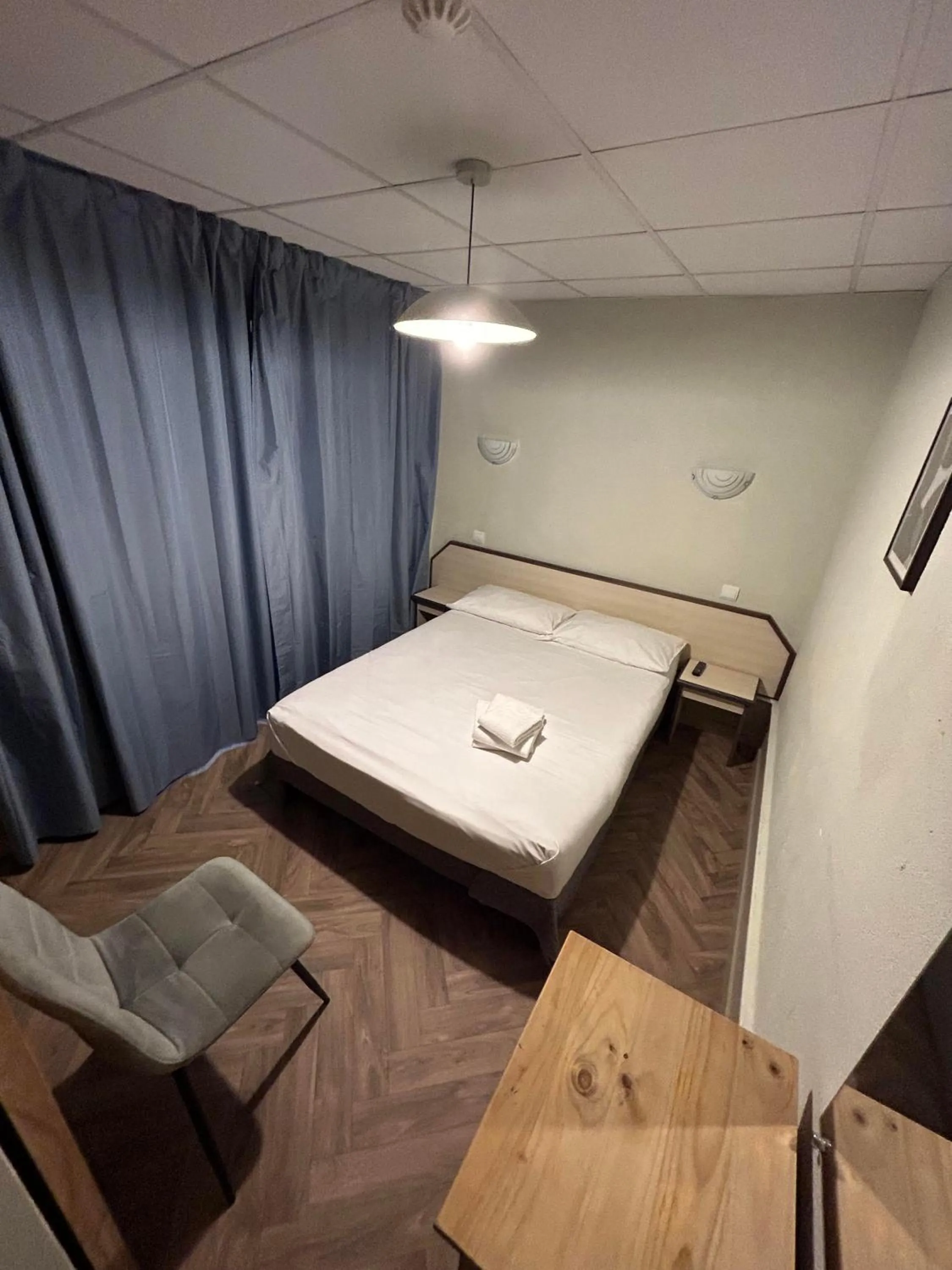 Photo of the whole room, Bed in Initial by balladins, Hôtel Restaurant Broisin