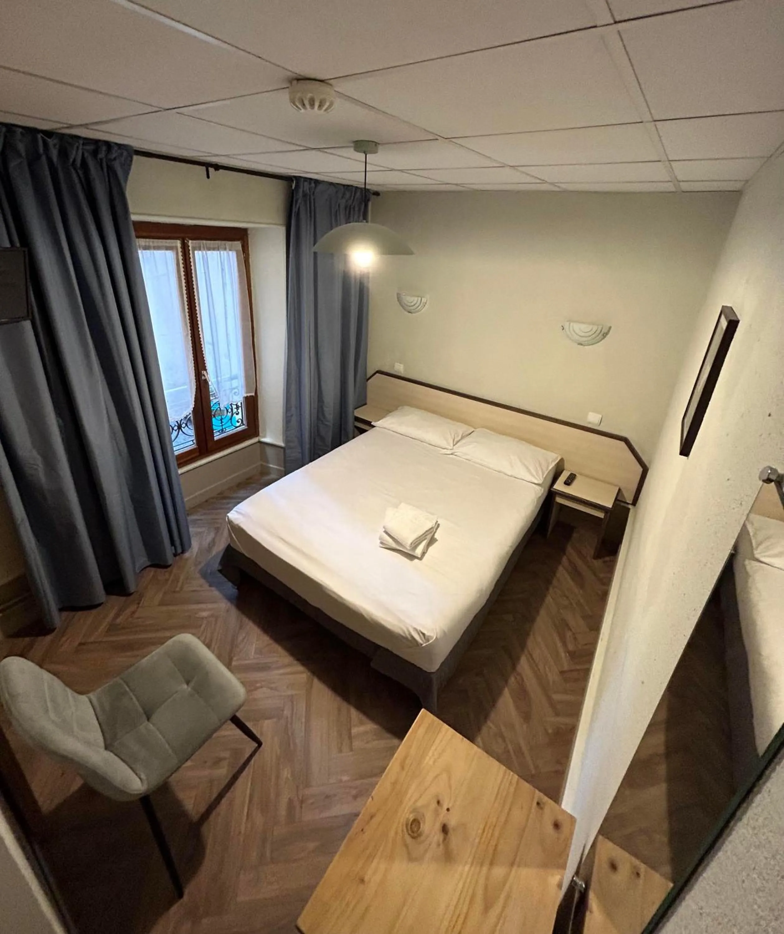 Photo of the whole room, Bed in Initial by balladins, Hôtel Restaurant Broisin