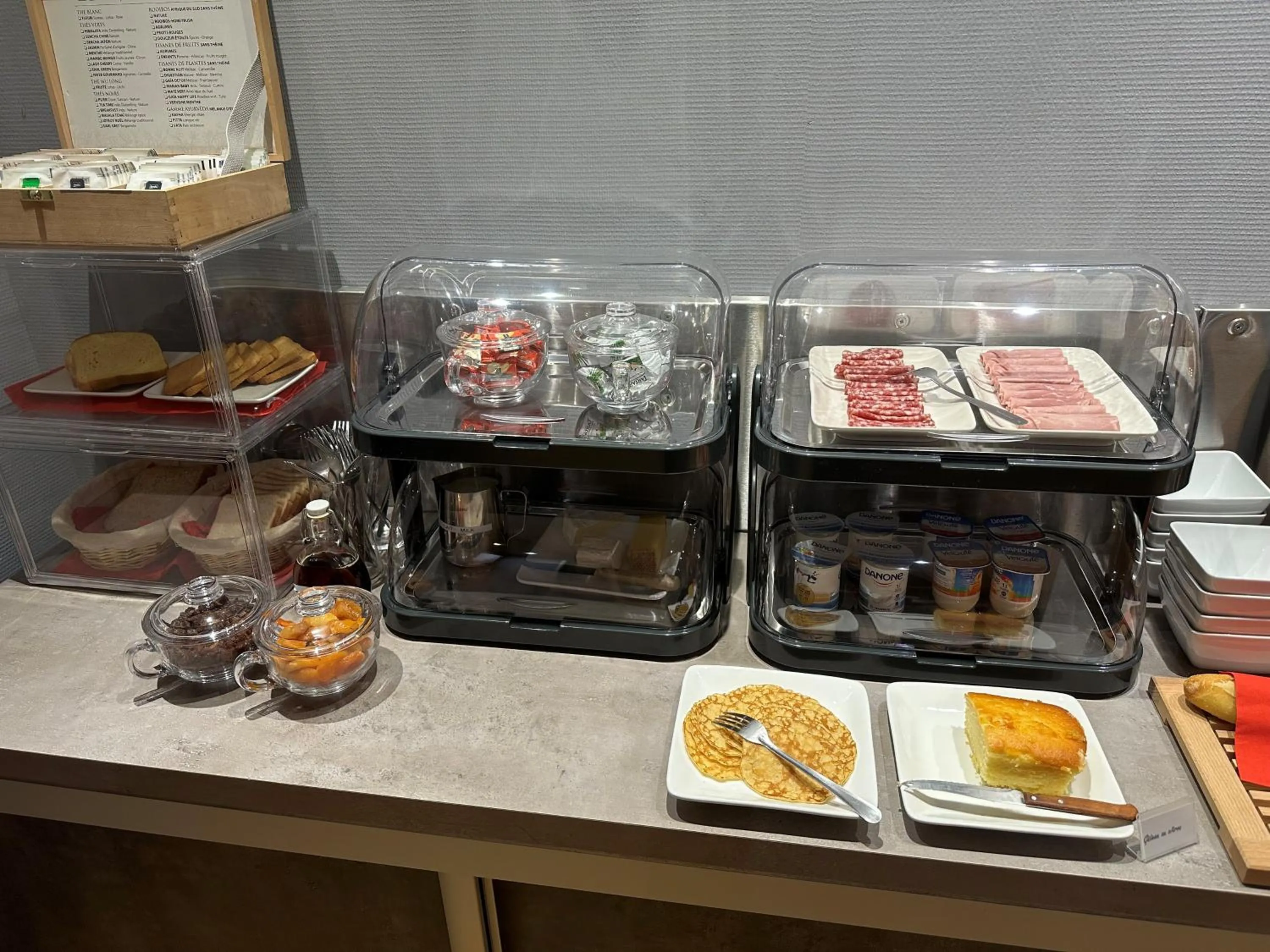 Buffet breakfast in EtC...Hôtel - Strasbourg Hyper Centre