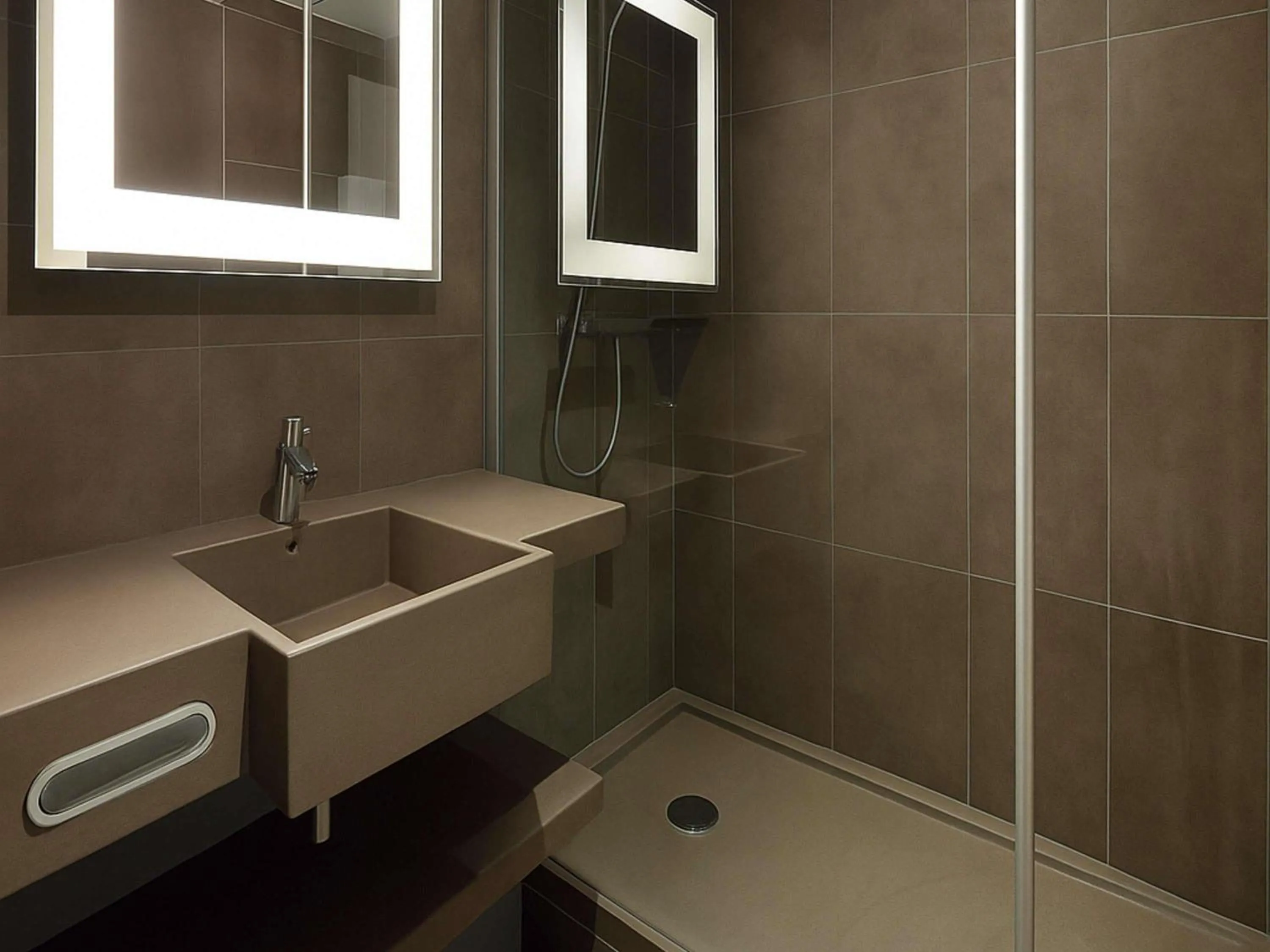 Double Suite with a Living Room in Novotel Bordeaux Lac