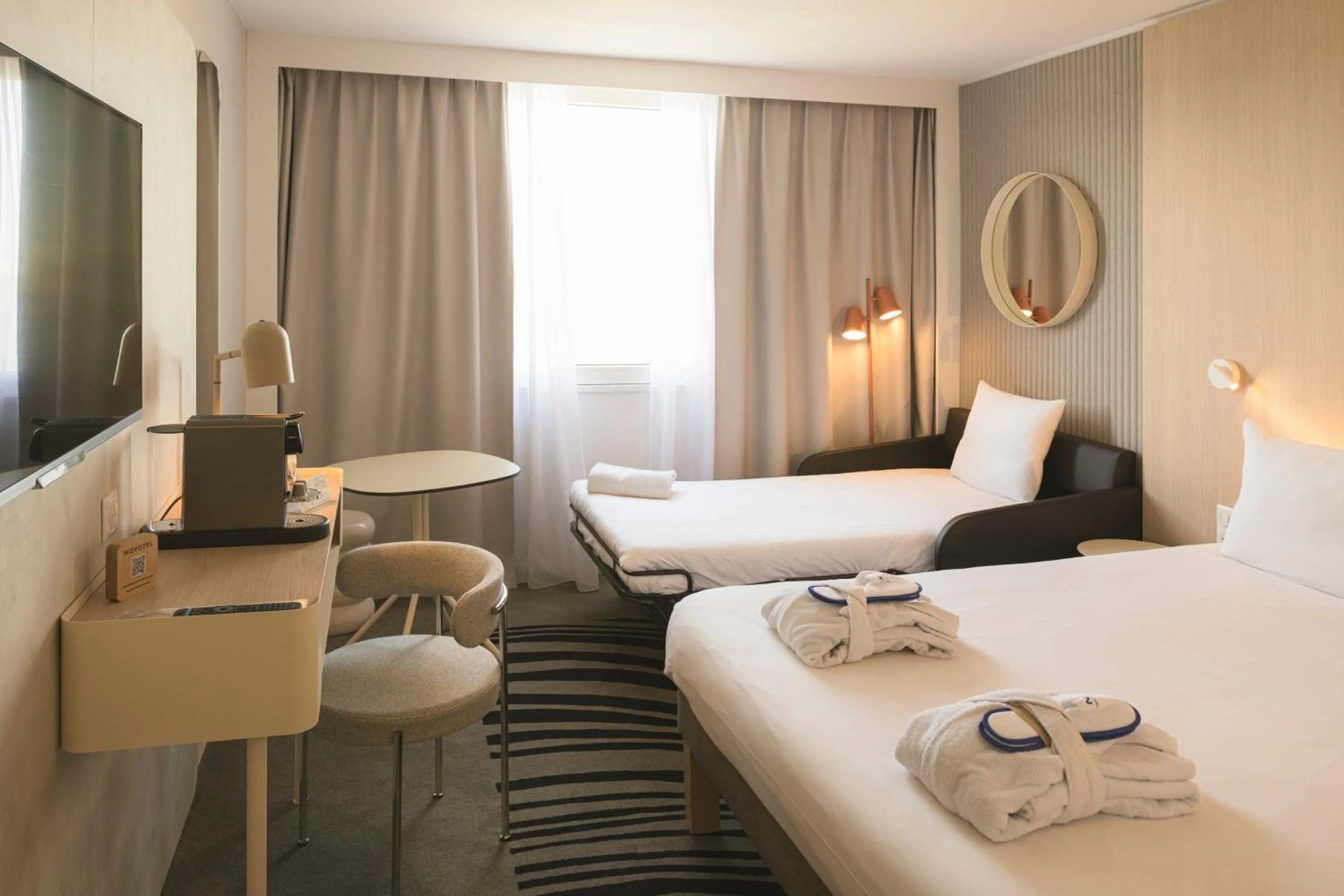 Bedroom, Bed in Novotel Bordeaux Lac