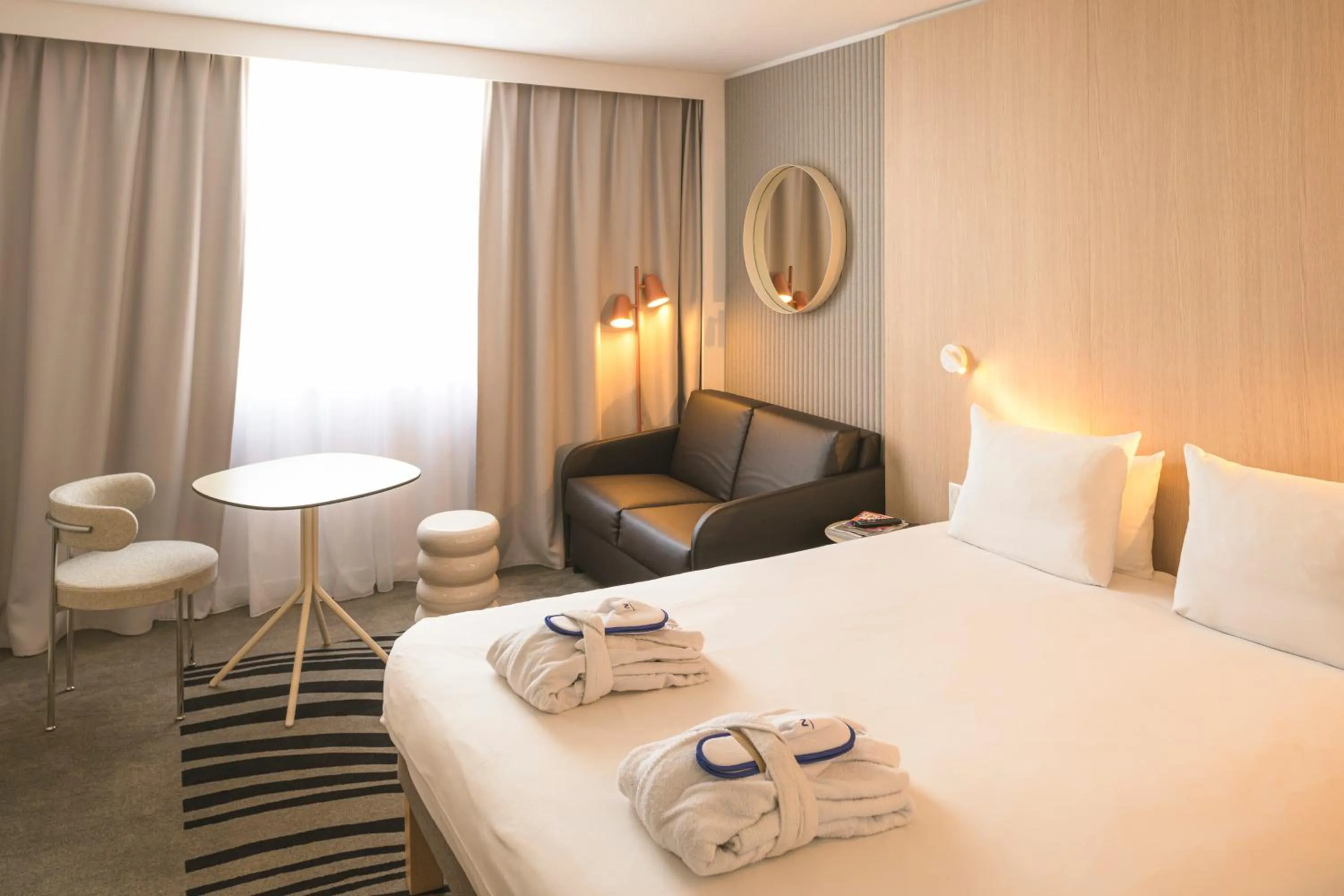 Bedroom, Bed in Novotel Bordeaux Lac