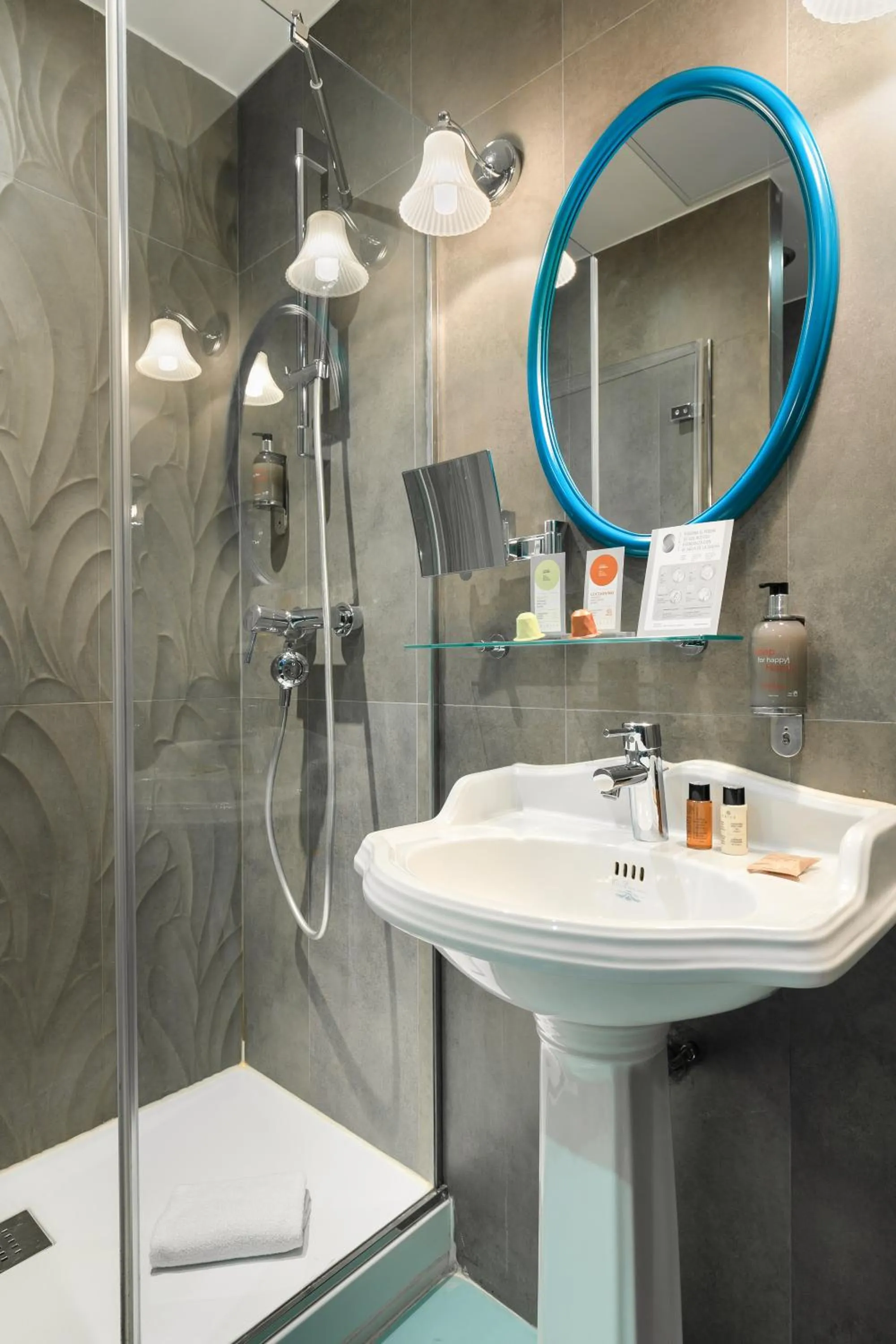 Bathroom in Villa Bougainville by Happyculture