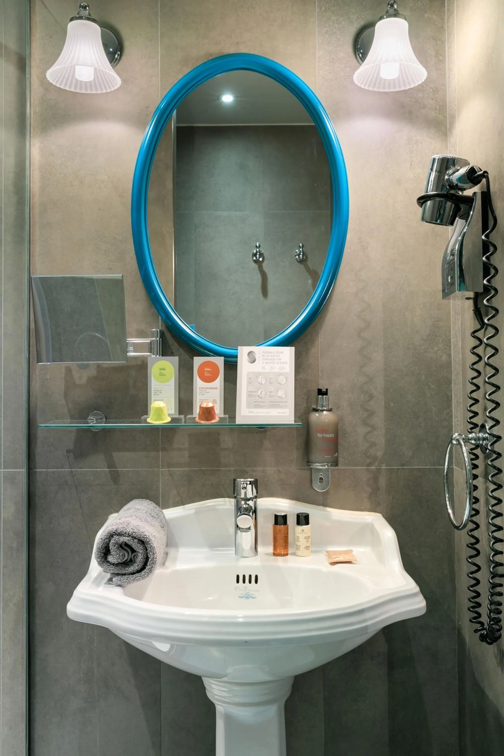 Bathroom in Villa Bougainville by Happyculture