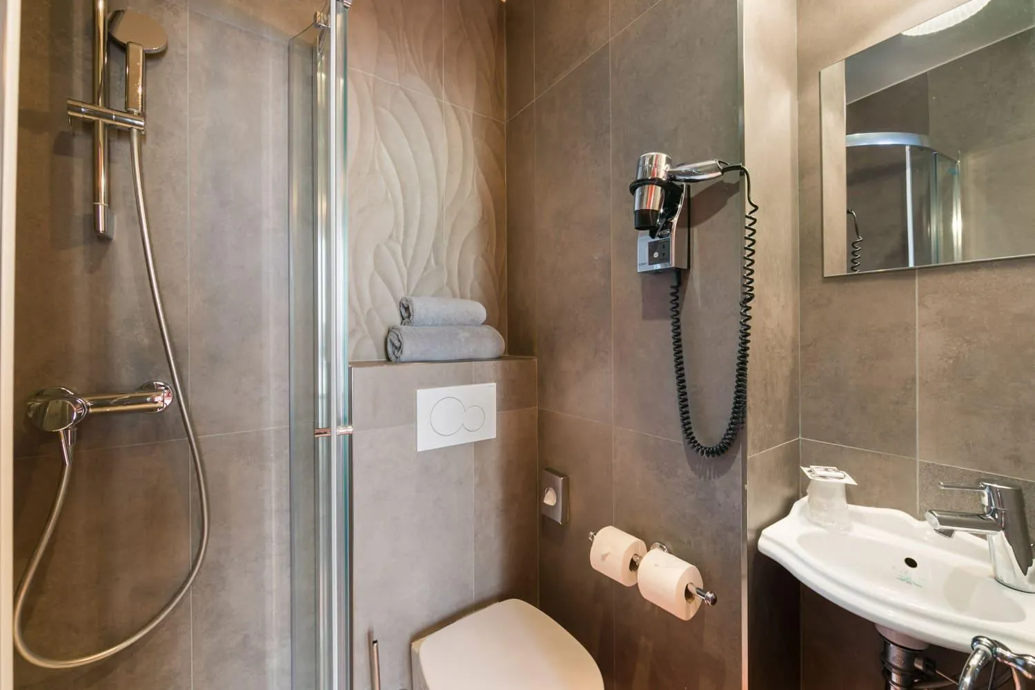 Bathroom in Villa Bougainville by Happyculture