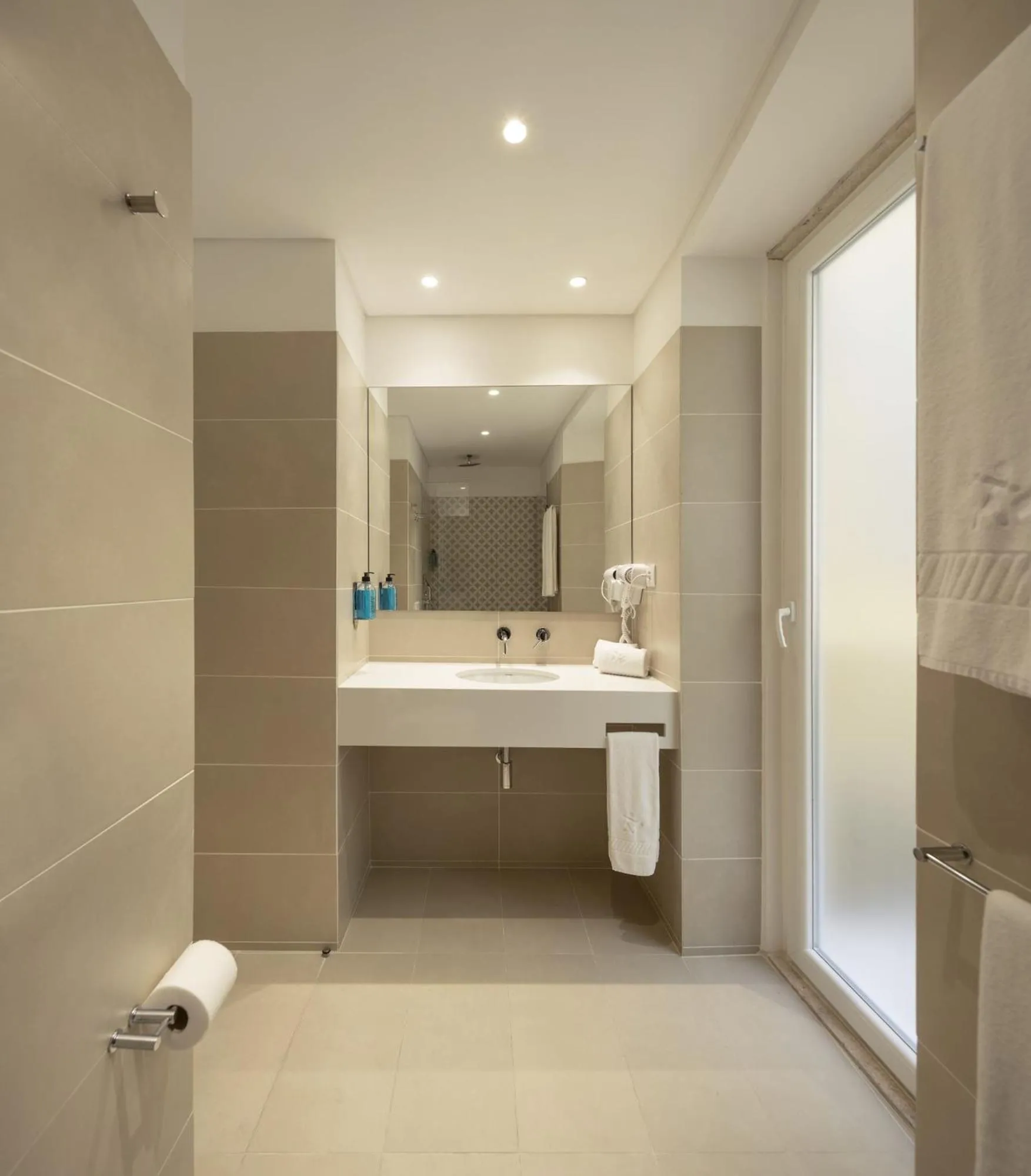 Bathroom in Lisbon Serviced Apartments - Santos