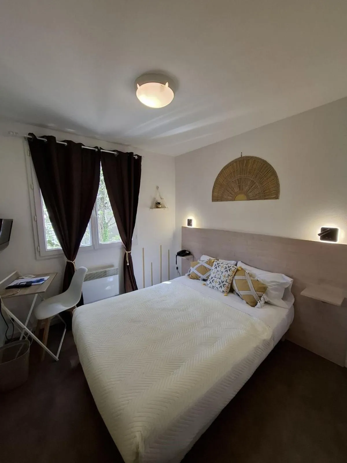 Bed in Hotel Au Bon Sejour