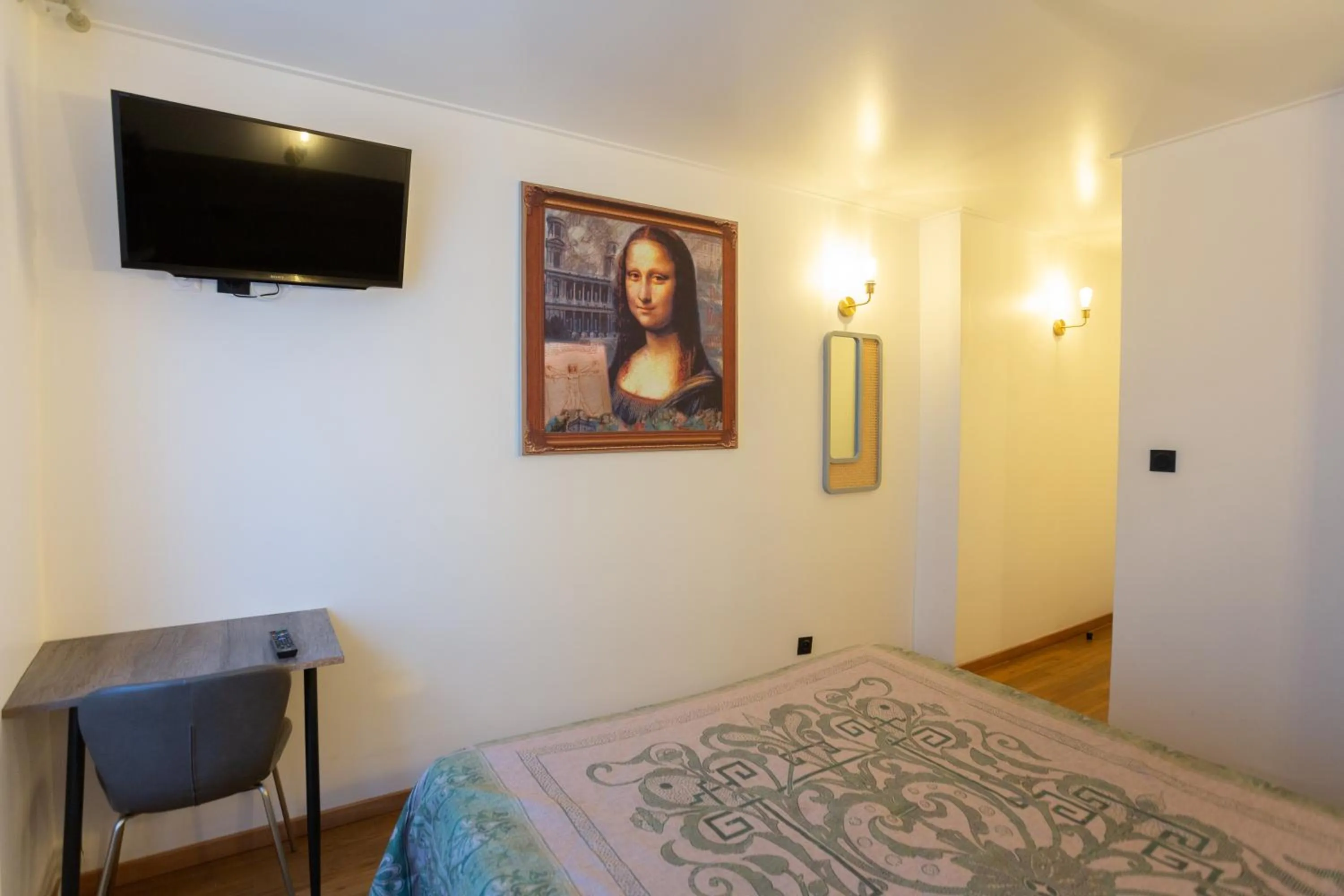 Bedroom, Bed in Hotel Leonard De Vinci 75011