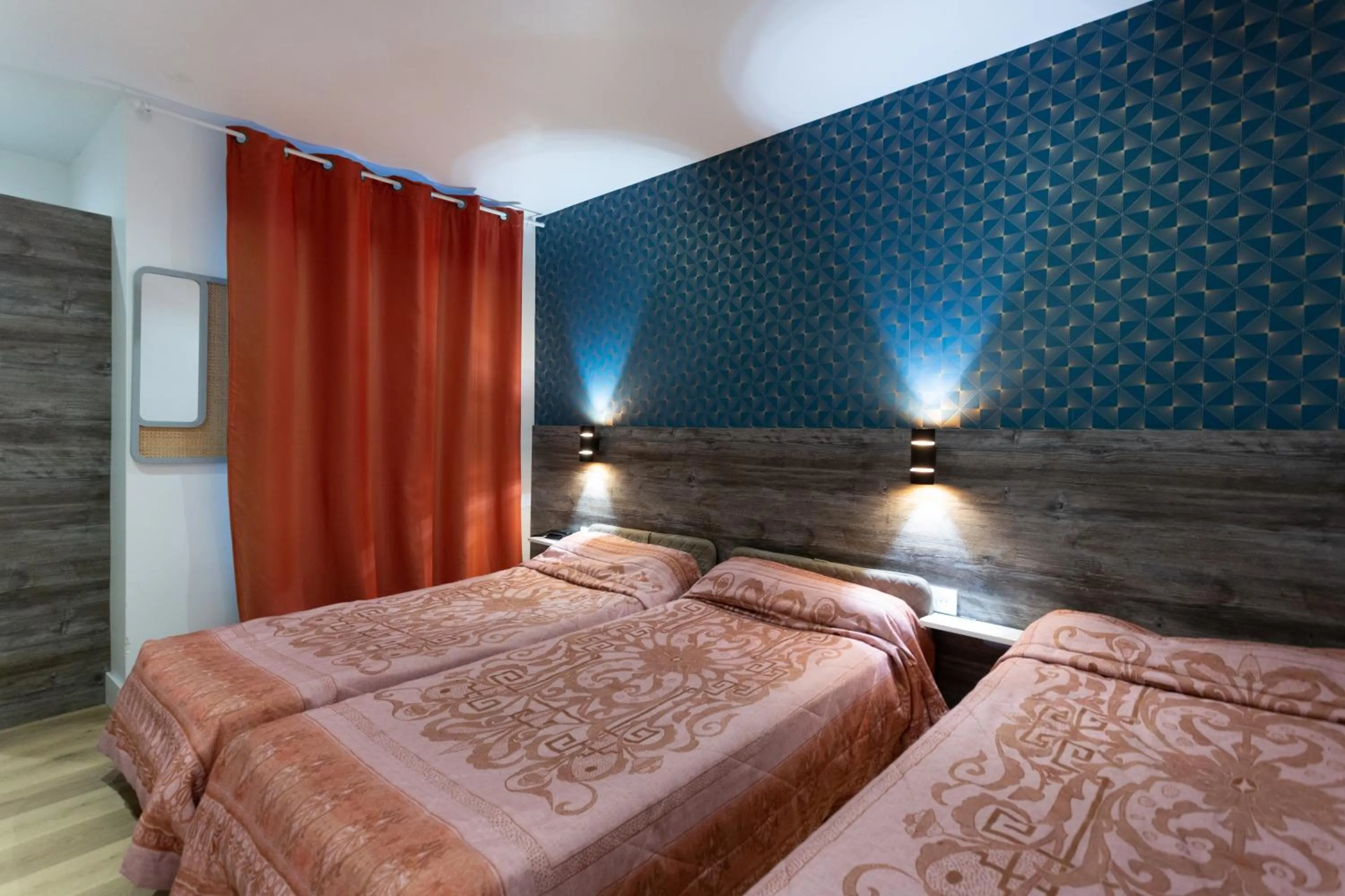 Bed in Hotel Leonard De Vinci 75011