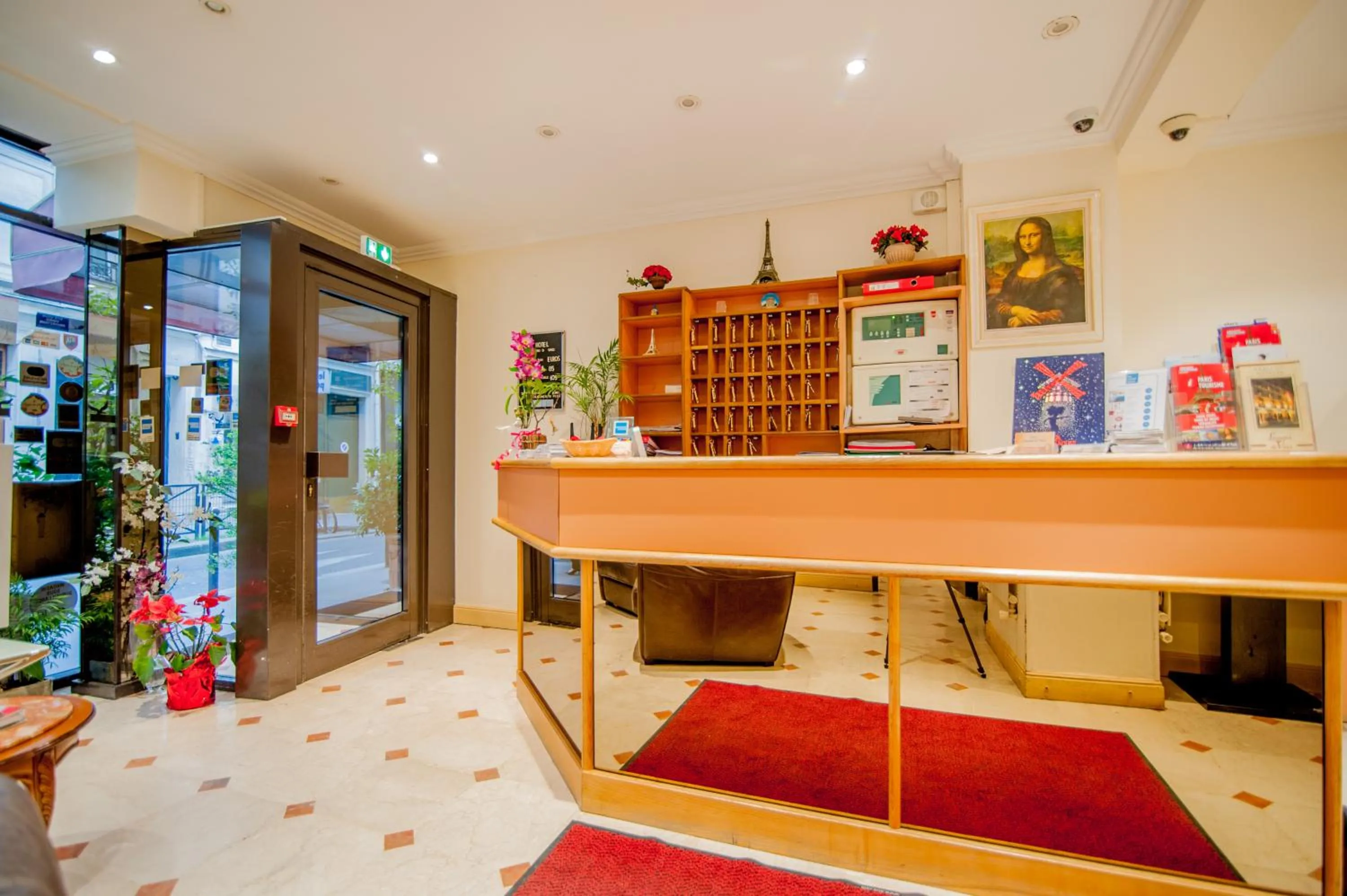 Lobby or reception in Hotel Leonard De Vinci 75011
