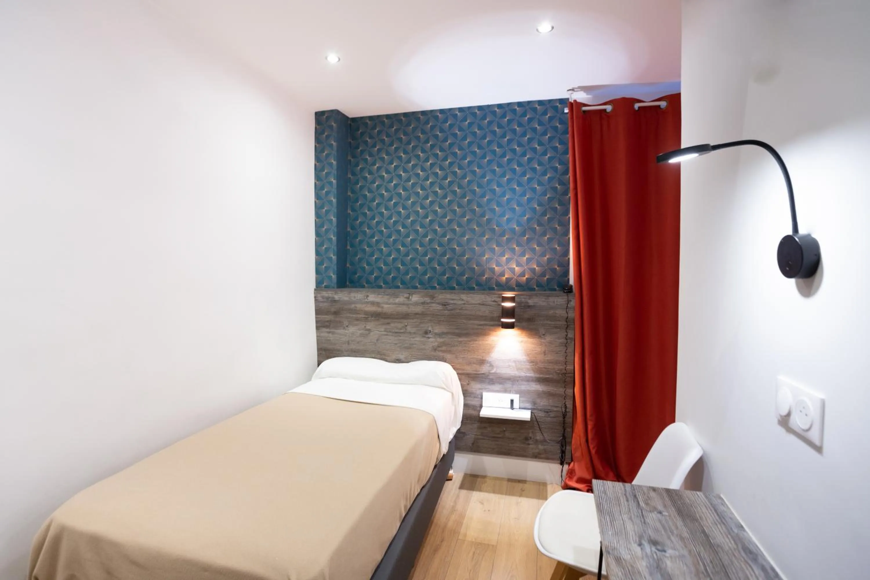 Bed in Hotel Leonard De Vinci 75011