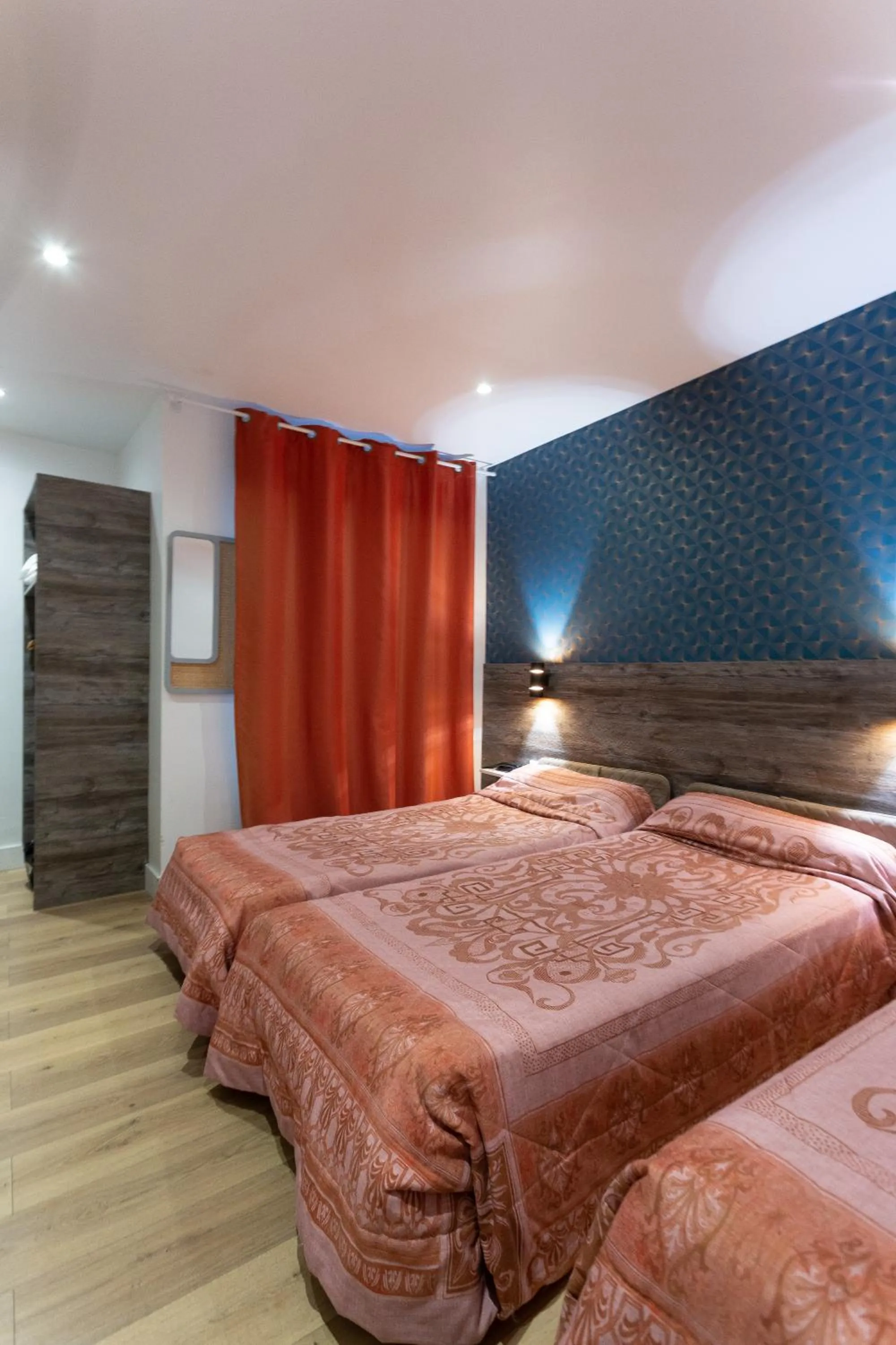 Bed in Hotel Leonard De Vinci 75011