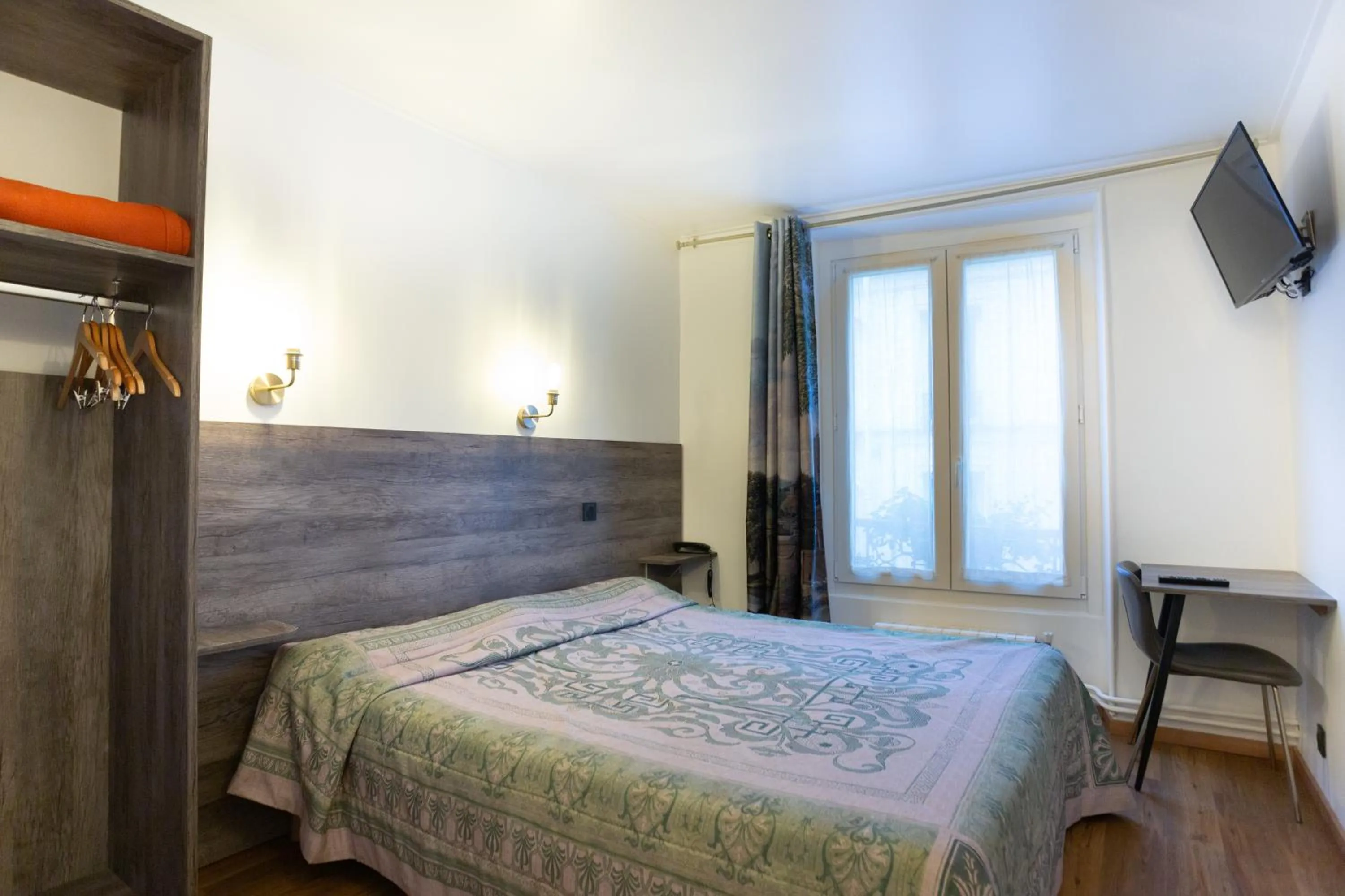 Bed in Hotel Leonard De Vinci 75011