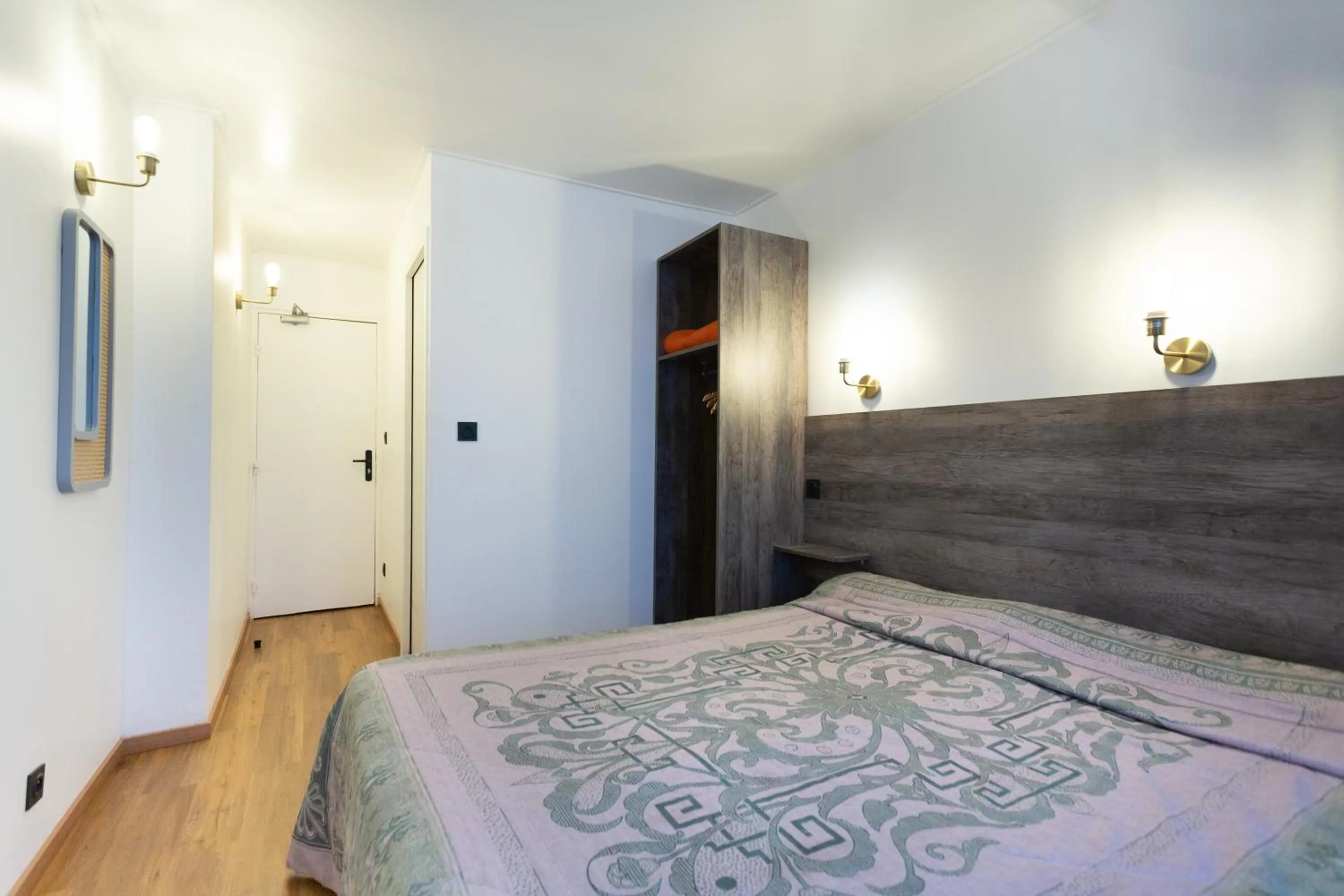 Bed in Hotel Leonard De Vinci 75011