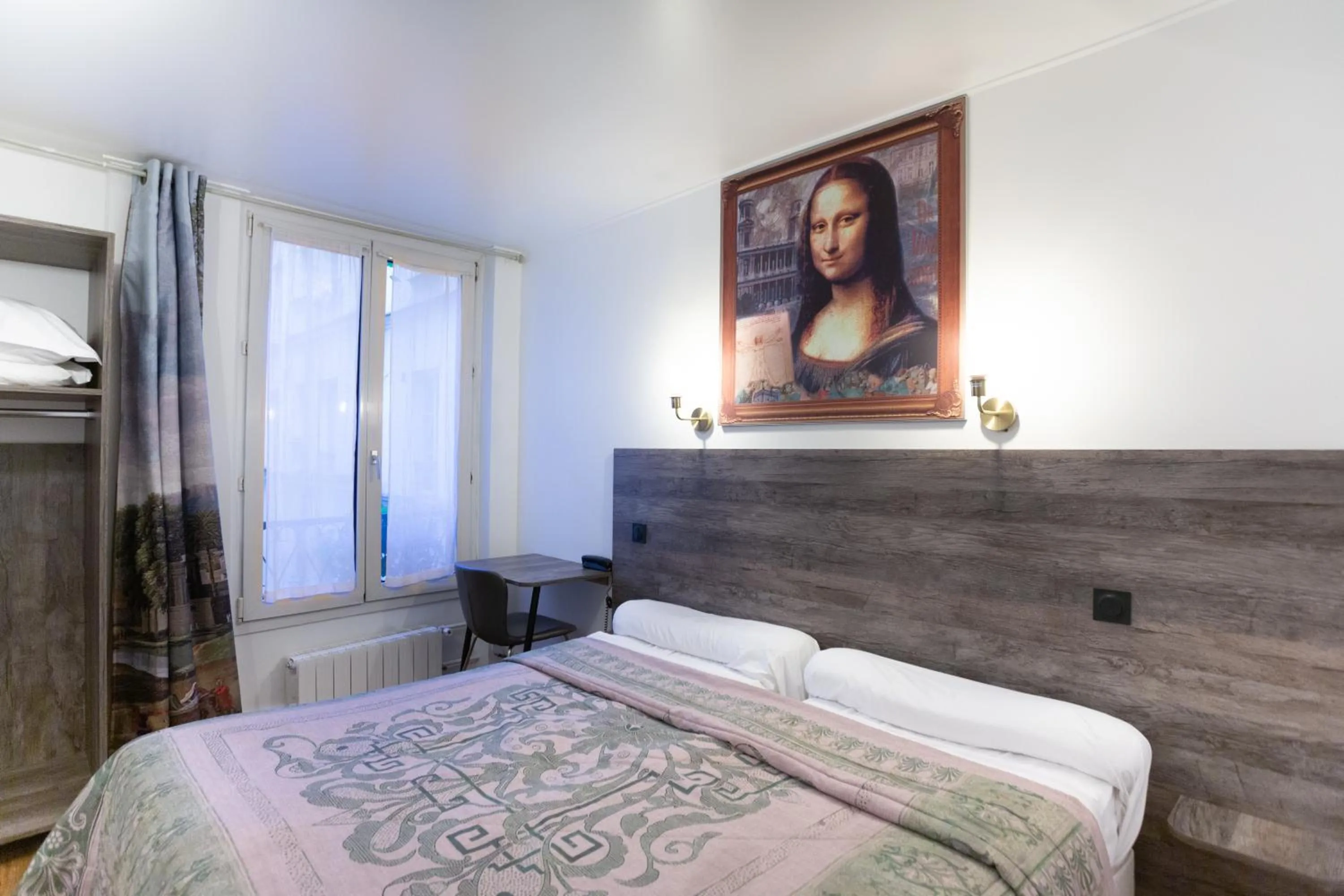 Bed in Hotel Leonard De Vinci 75011
