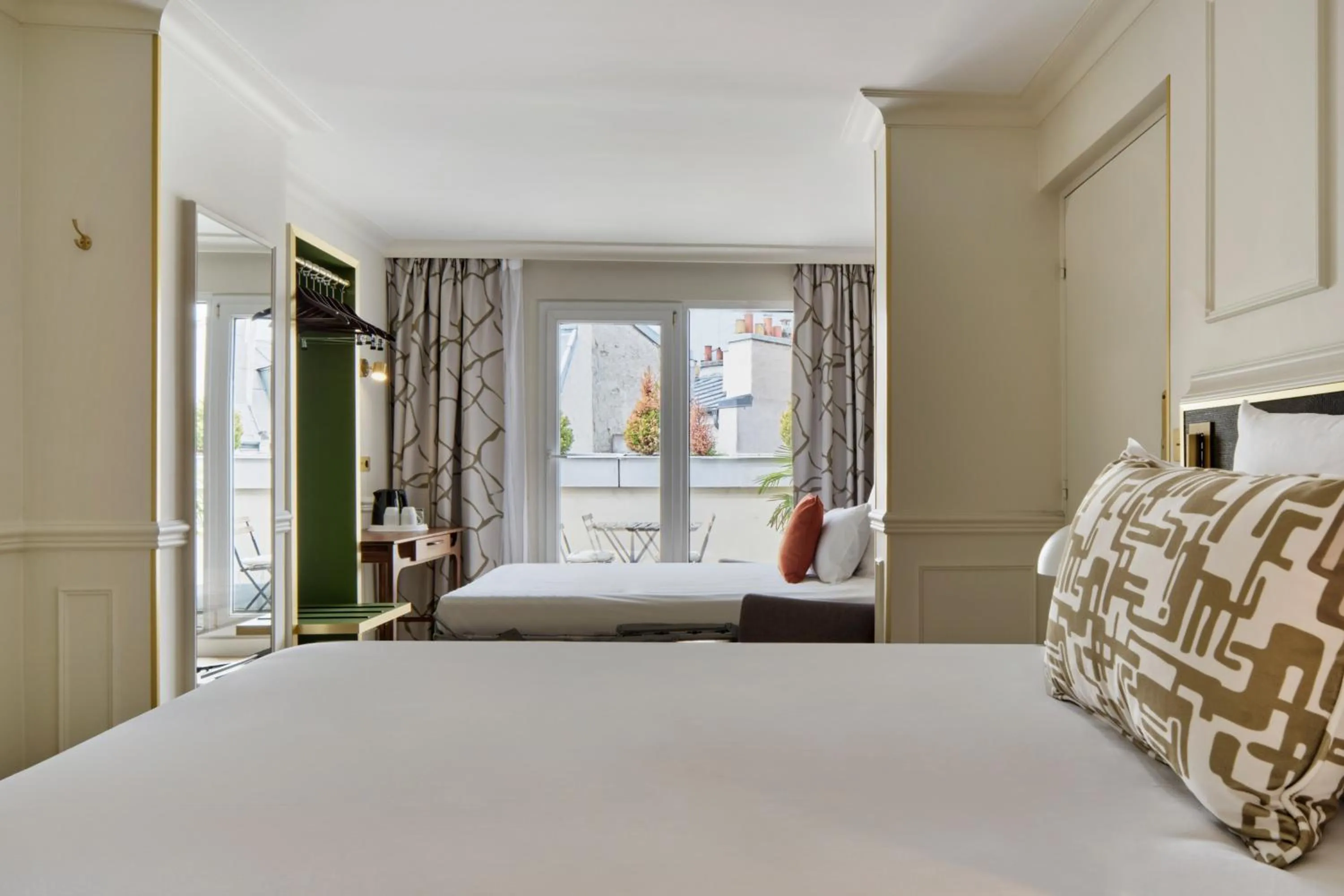 Photo of the whole room, Bed in Posy Hotel by Happyculture