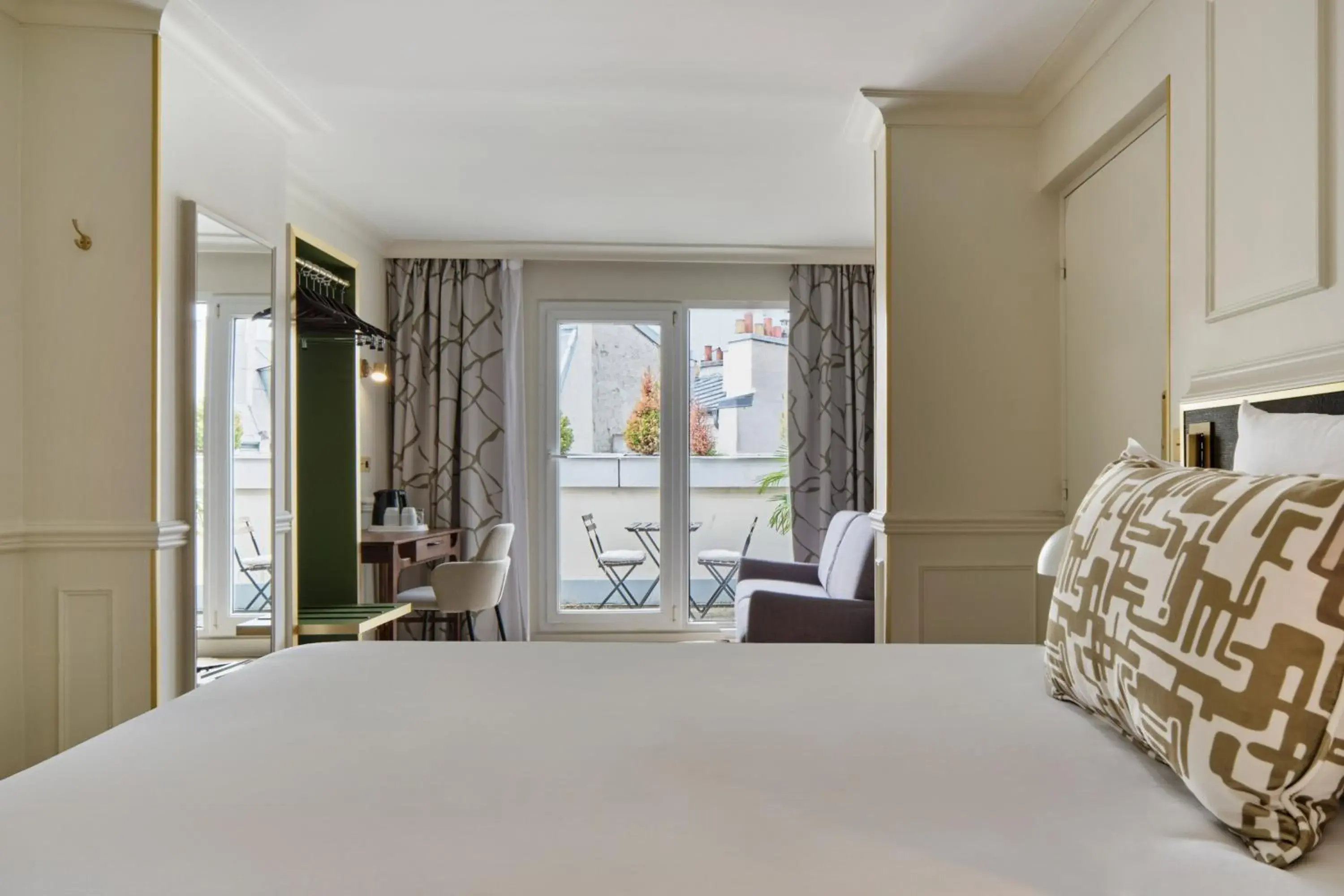 Superior Suite in Posy Hotel by Happyculture Superior Suite in Posy Hotel by Happyculture